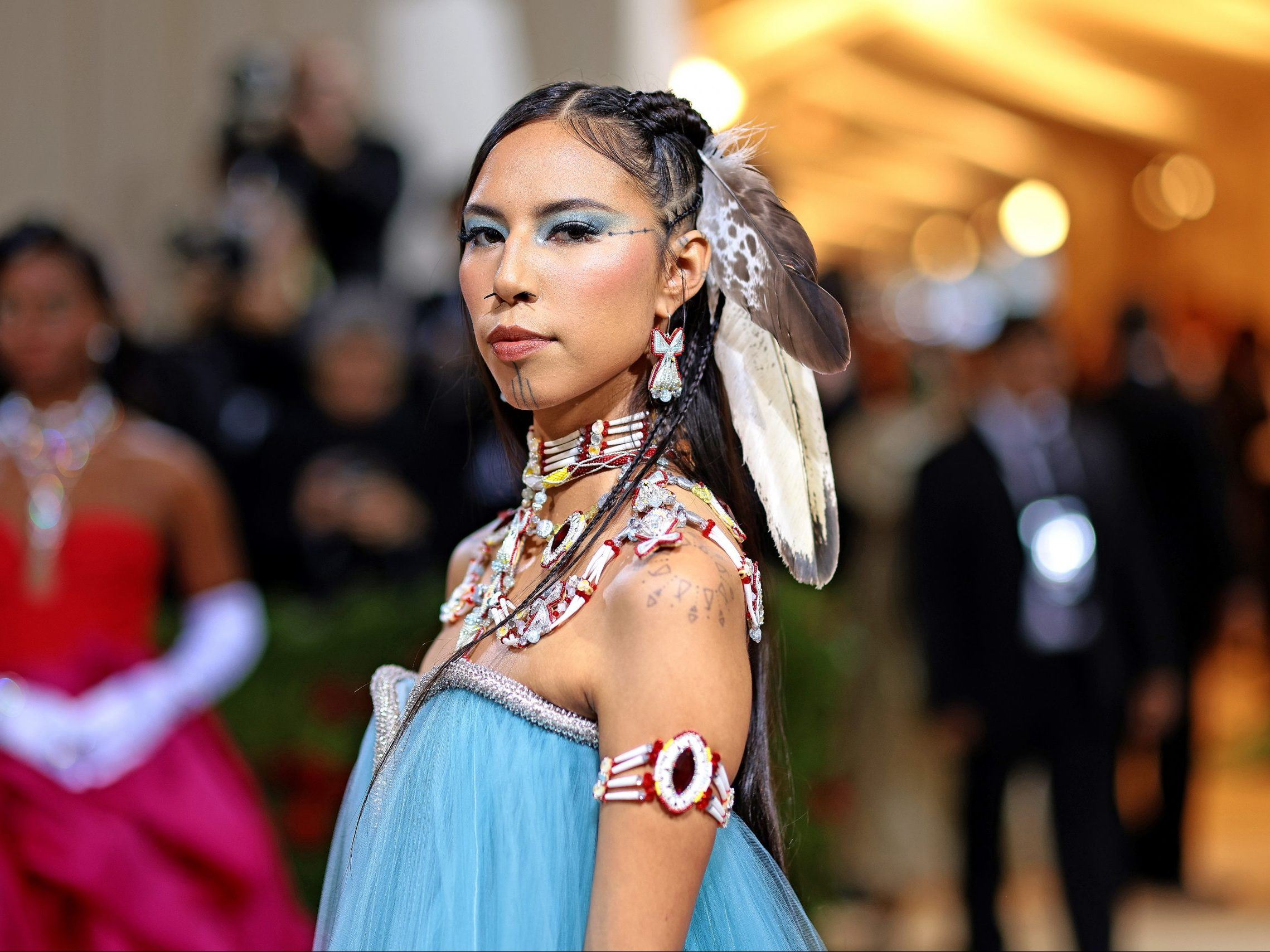 H Quannah Chasinghorse έφερε στο κόκκινο χαλί του Met Gala, ό,τι ακριβώς του έλειπε