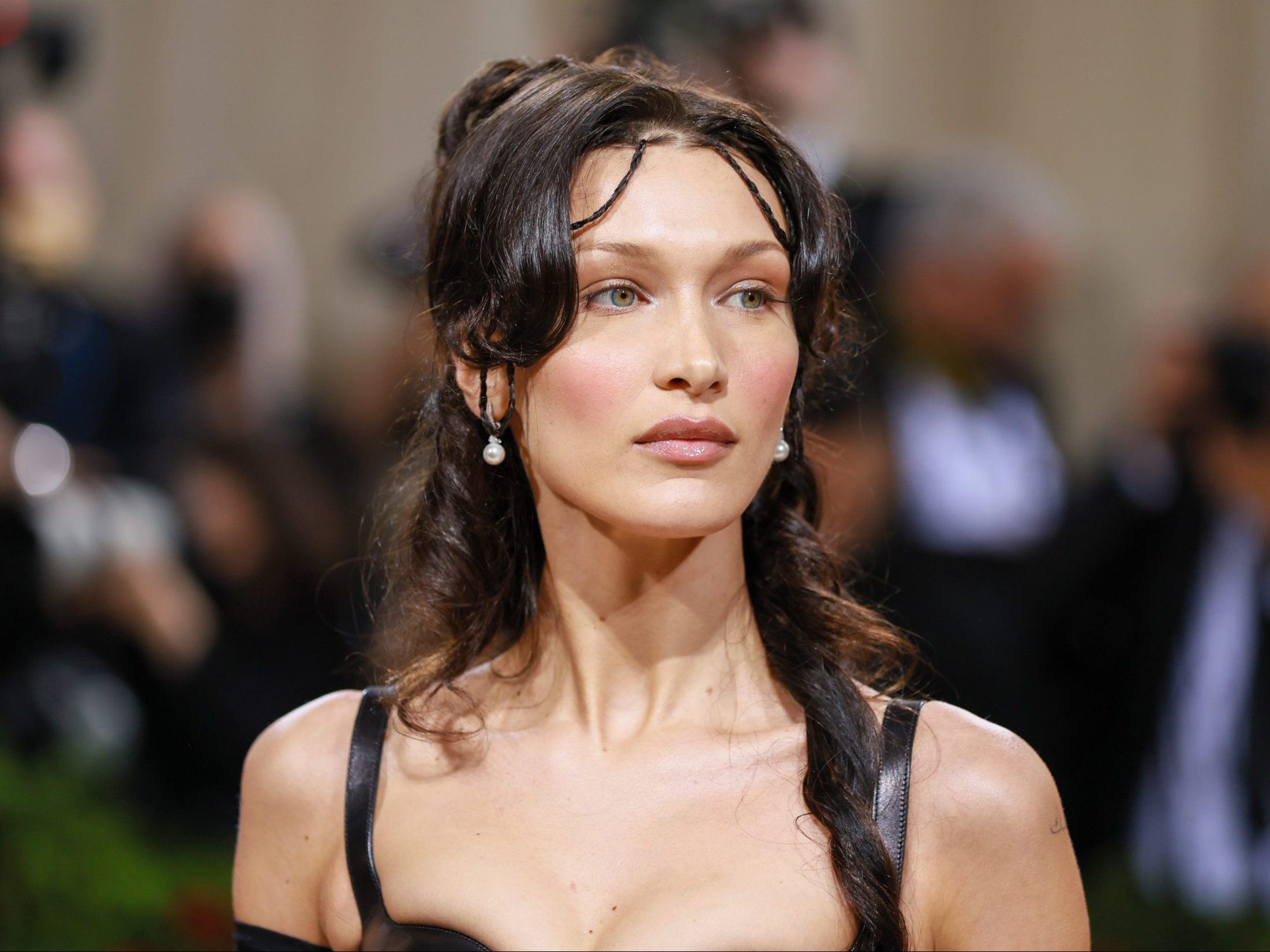 4 μυστικά πίσω από την άψογη επιδερμίδα της Bella Hadid. Μας τα αποκάλυψε η δερματολόγος της