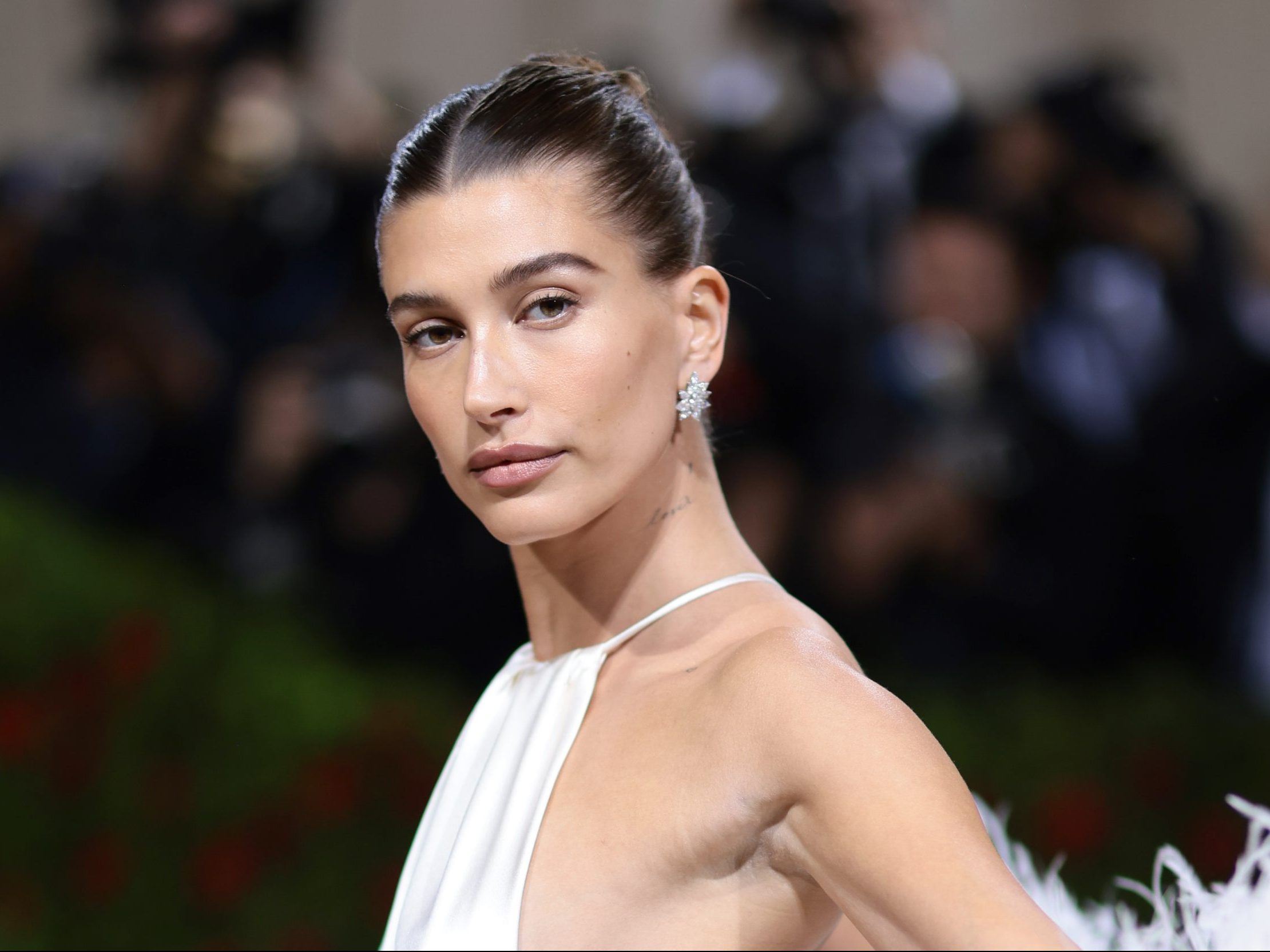 Hailey Bieber: Βρήκαμε ποιο είναι το self tan προϊόν που χρησιμοποιεί για τέλειο μαύρισμα