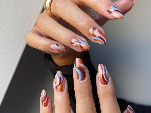 Wavy nails: Η νέα τάση στο μανικιούρ που δεν μπορούμε να αντισταθούμε με τίποτα