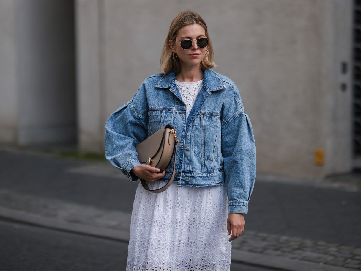 Τα τζην jackets είναι το απόλυτο πανωφόρι του καλοκαιριού! 10+1 σχέδια που το επιβεβαιώνουν