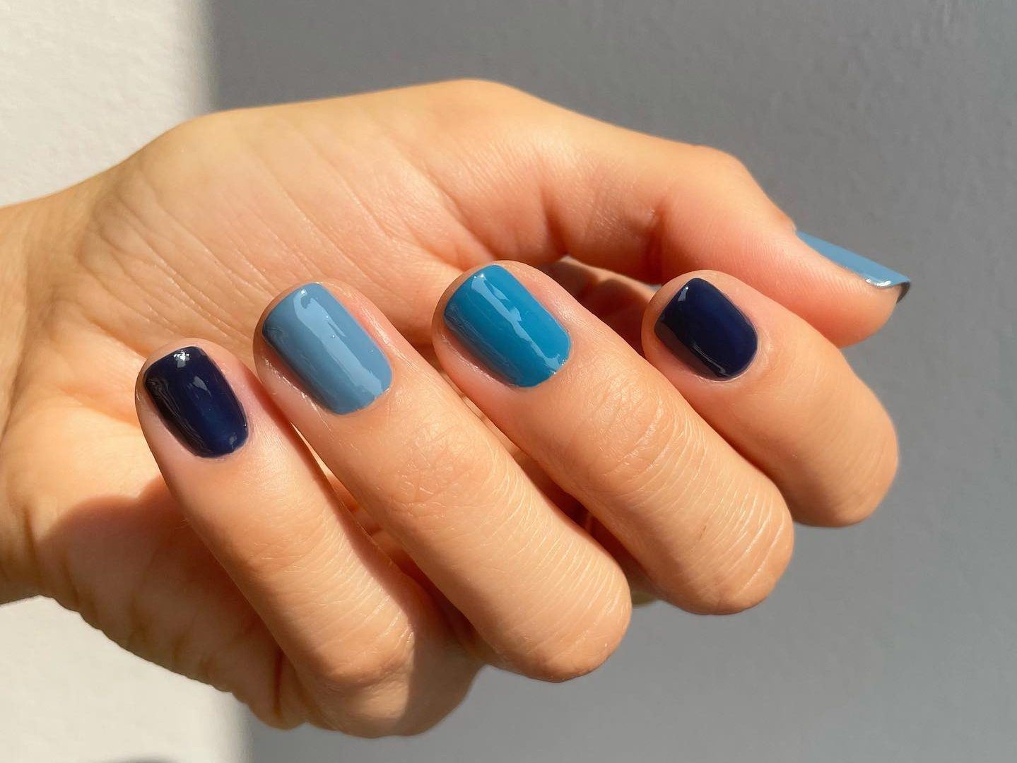 Από το indigo ως το azure. Tο μανικιούρ μας «βουτά» στις πιο stylish αποχρώσεις του μπλε