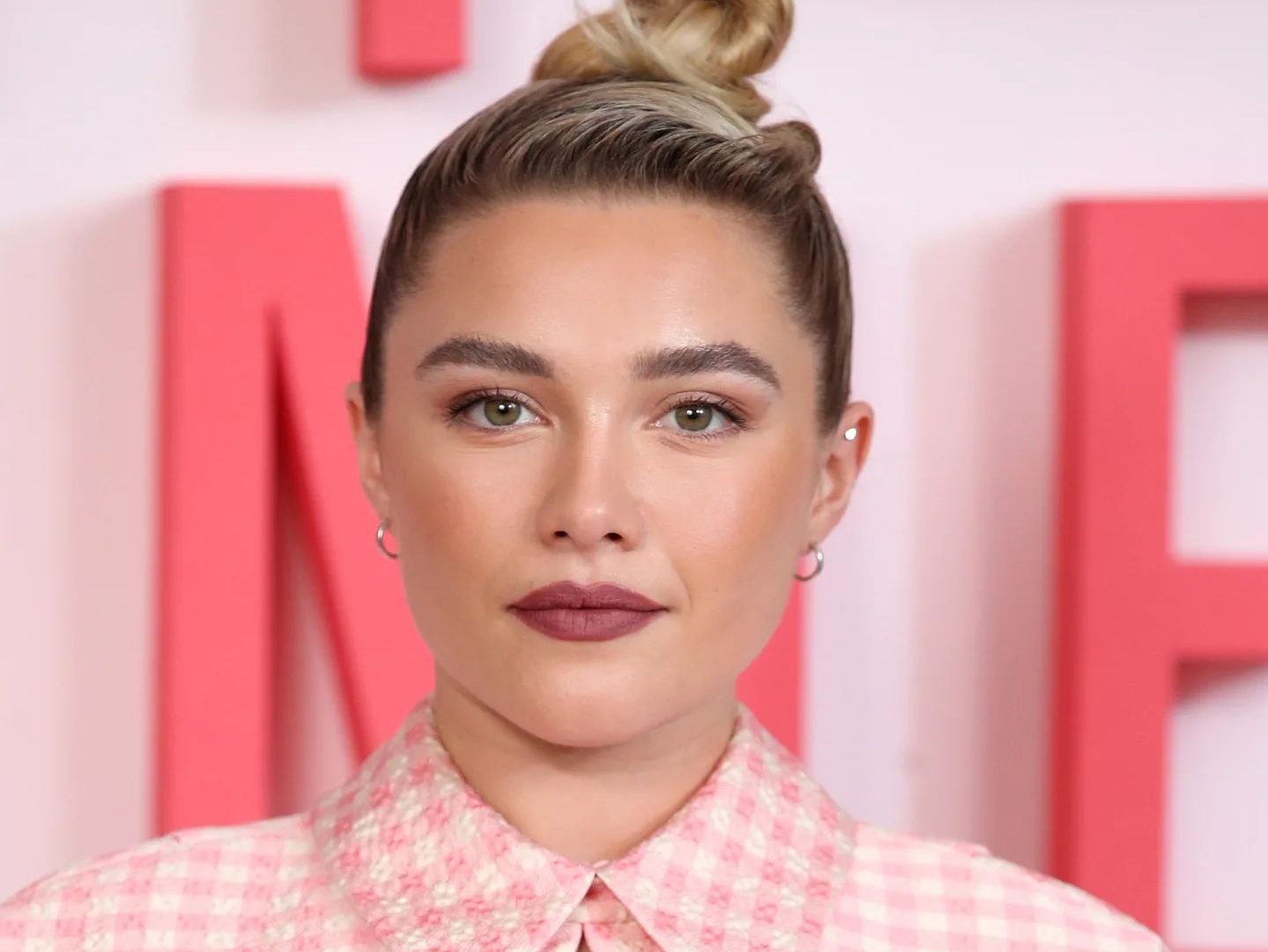 Florence Pug: Ορκίζεται στην ίδια θεραπεία κατά της ακμής με την Hailey Bieber