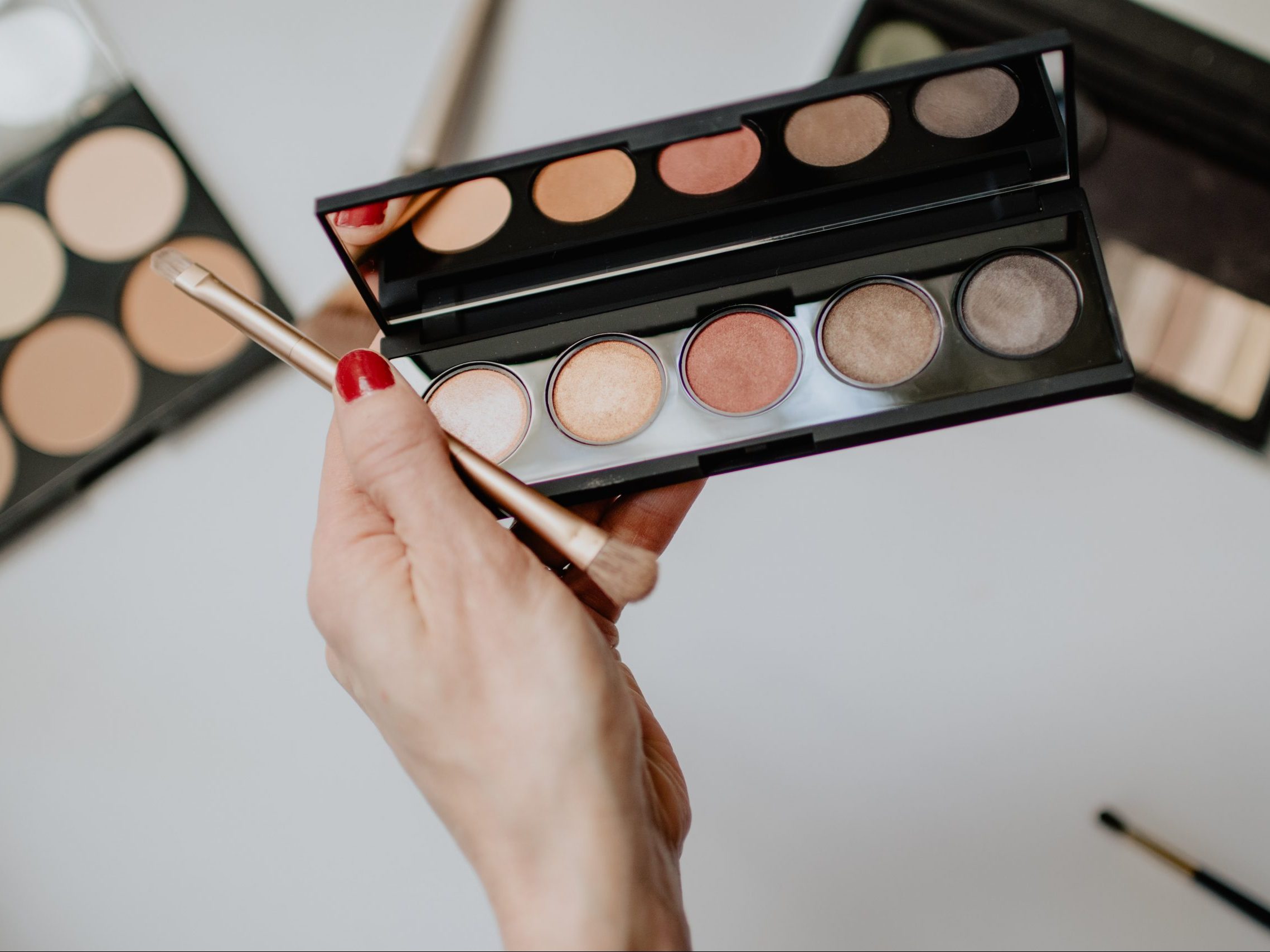 Eco-Friendly Beauty: Πώς θα κάνεις τα σπασμένα σου καλλυντικά να μοιάζουν με καινούργια