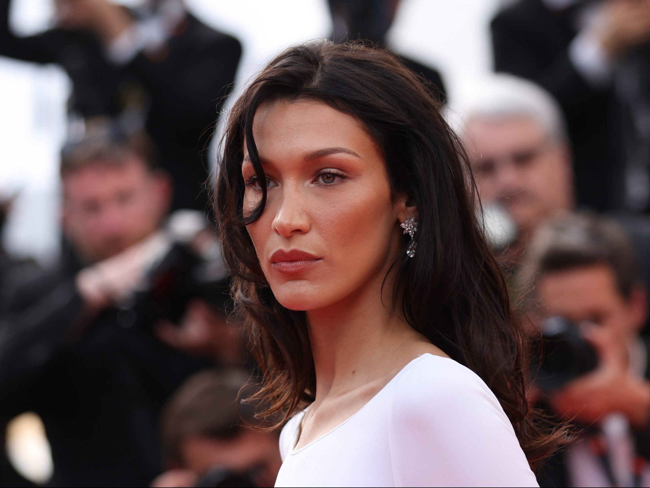 Bella Hadid: Το hair accessory της κοστίζει λιγότερο από €5. Καλό deal, αν σκεφτείς ότι θα το φοράμε όλο το καλοκαίρι