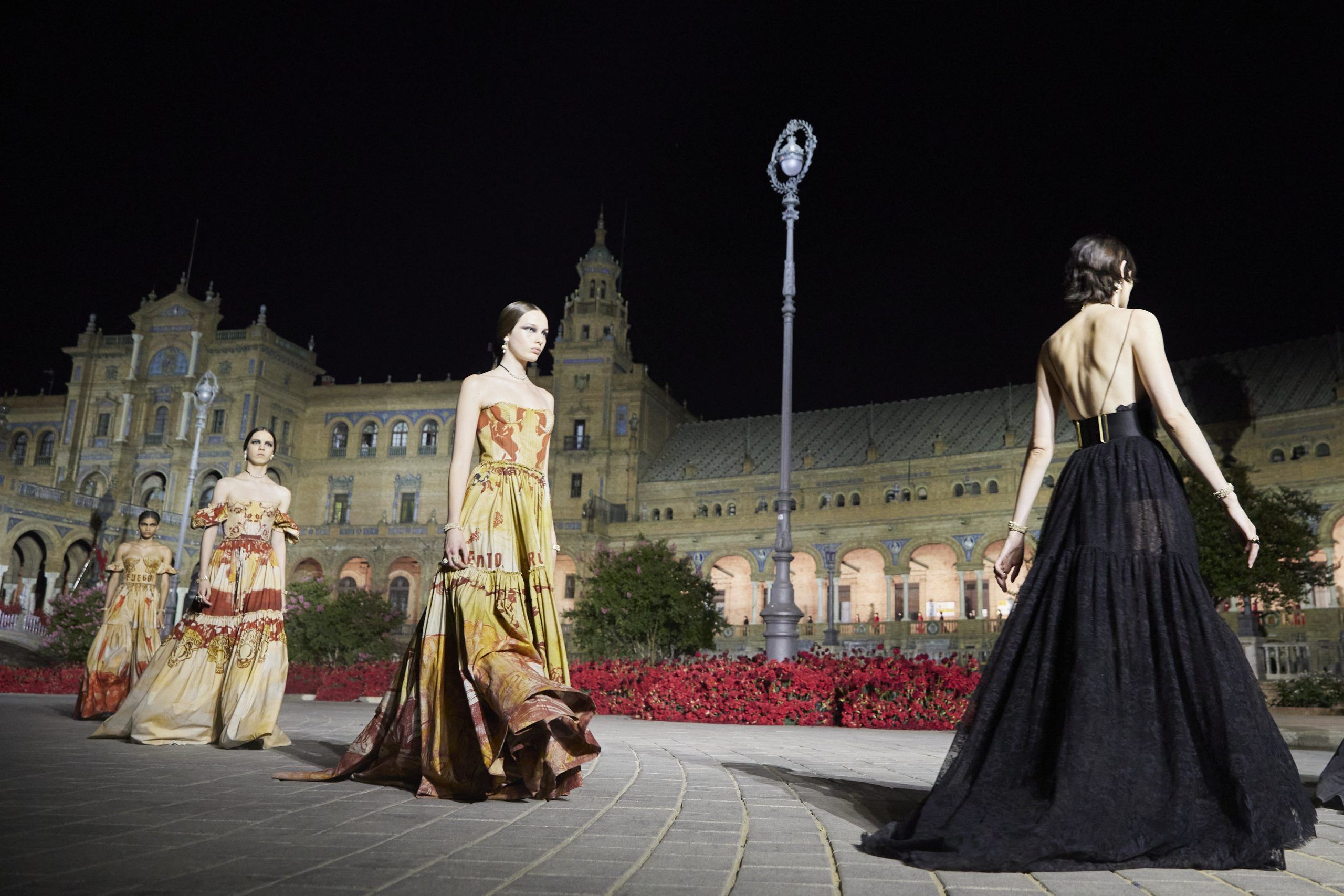 Dior Cruise 2023: Όταν η γαλλική φινέτσα συναντά το ισπανικό ταμπεραμέντο