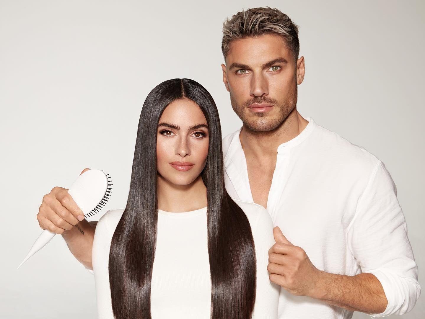 Glass Hair: Βρήκαμε το θαυματουργό spray που θα σου εξασφαλίσει extra λαμπερά μαλλιά