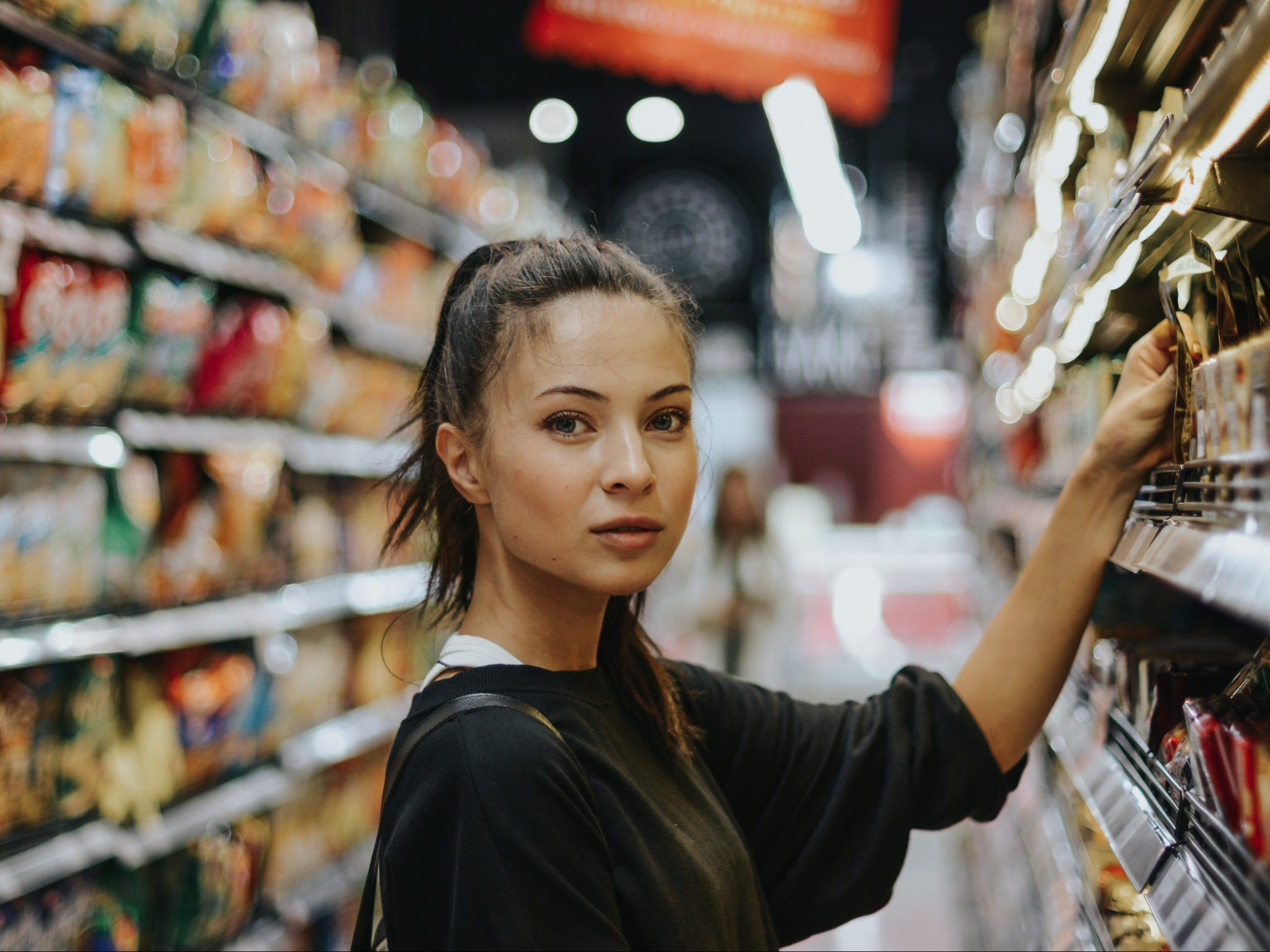 Μία Food Policy Expert αποκαλύπτει τρόπους για να μειώσουμε τη σπατάλη φαγητού στην κουζίνα μας