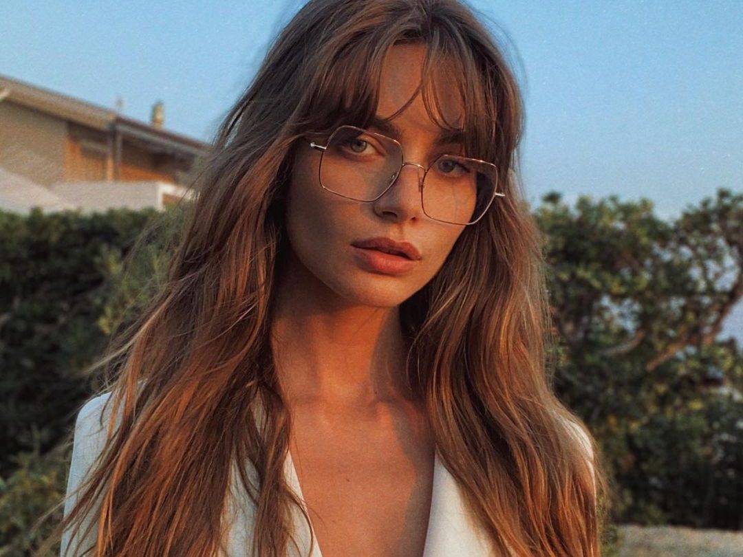 Βρήκαμε (επιτέλους) τον τέλειο τρόπο να χαρίσουμε κράτημα στις μπούκλες μας. Και ας έχουμε λεπτά μαλλιά