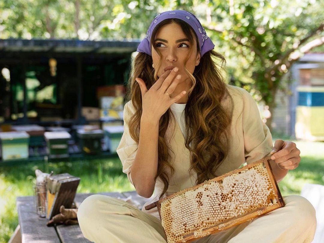 Honeymoon: Η ευεργετική δύναμη του μελιού στη beauty routine μας