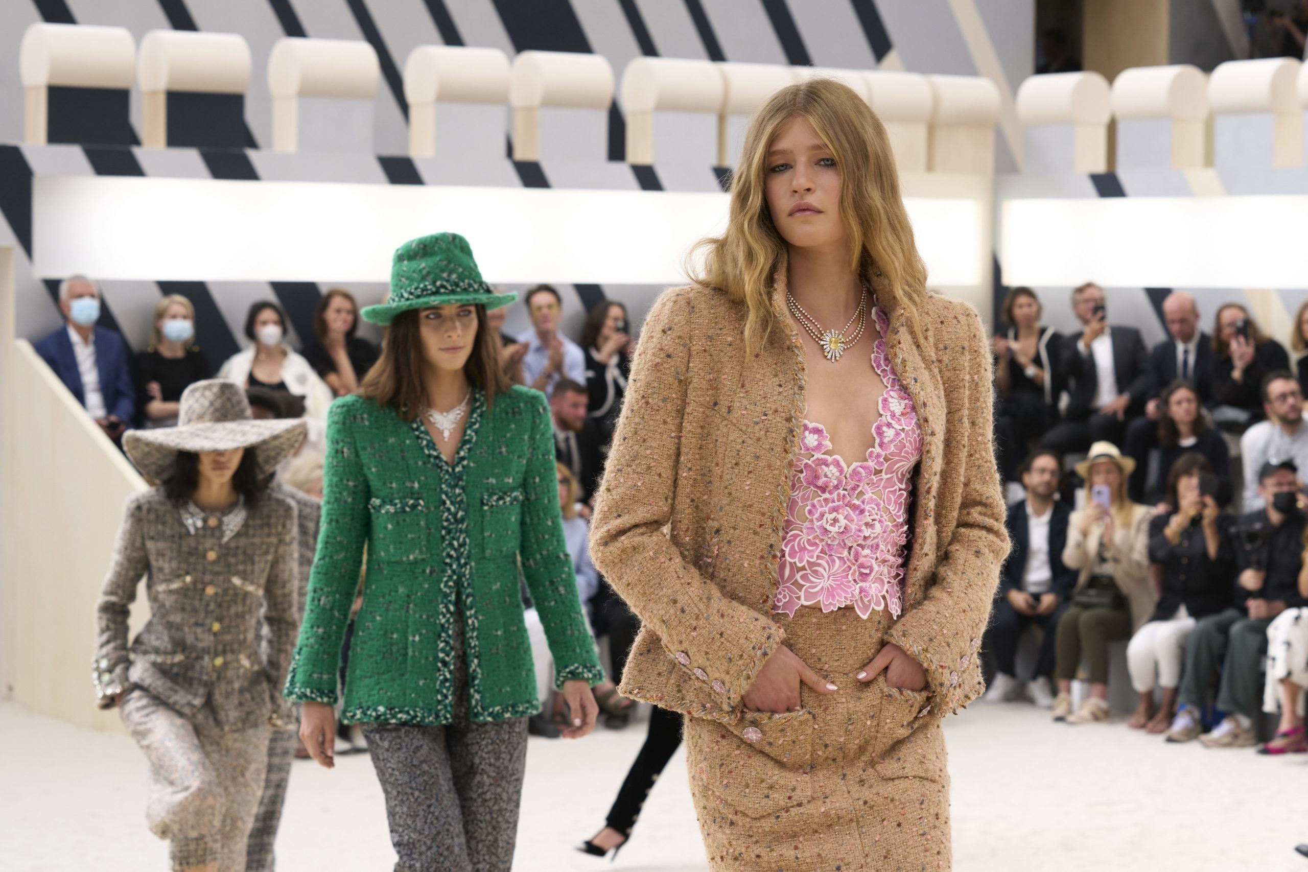 Chanel Couture AW22-23: Μια συλλογή αφιερωμένη στο κοστούμι, το σύμβολο της γυναικείας ενδυνάμωσης