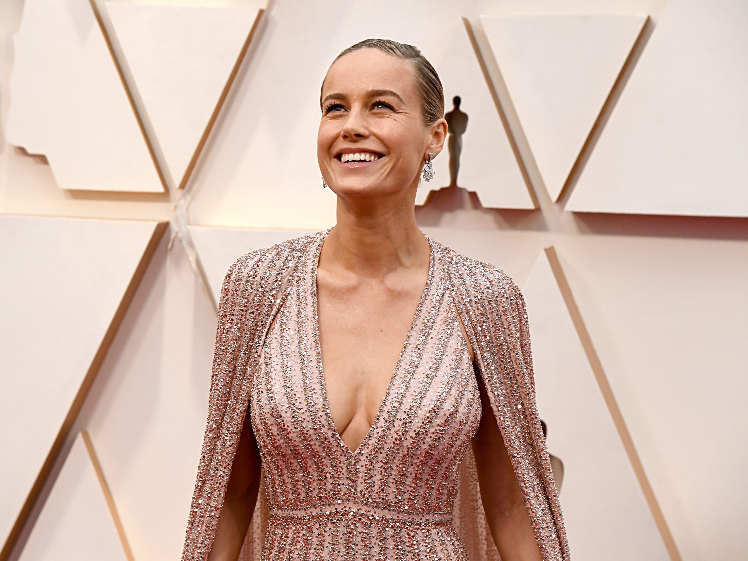 Η Brie Larson αψηφά τη βαρύτητα με αυτήν την άσκηση για δυνατό κορμό
