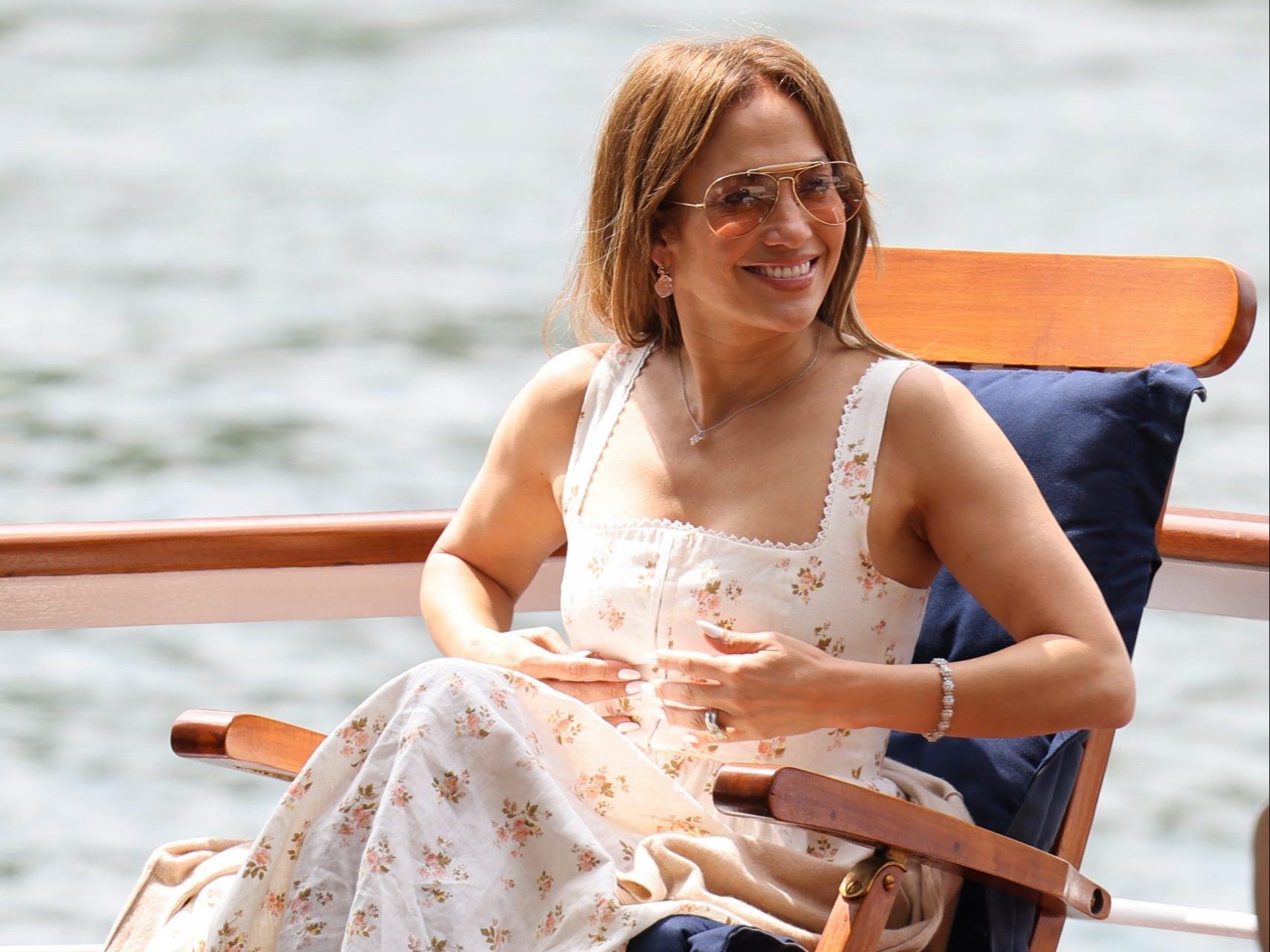 Jennifer in Paris: Τα χτενίσματα της Jennifer Lopez από το honeymoon της στο Παρίσι είναι η έμπνευση που χρειάζεστε για τις διακοπές