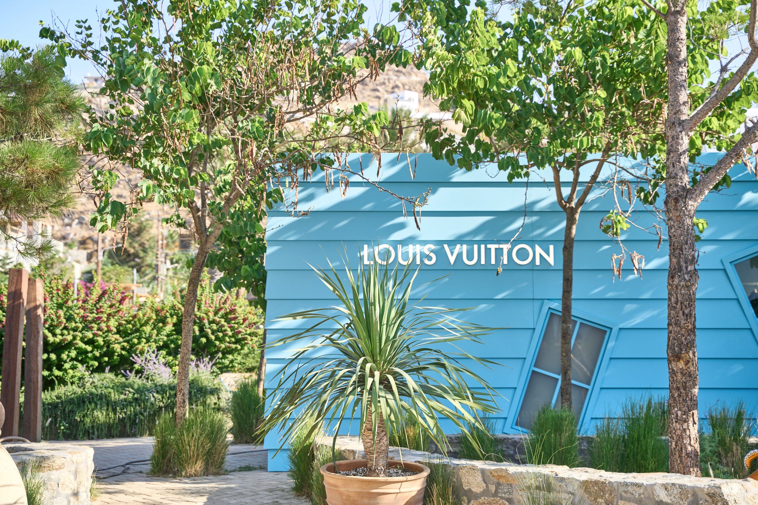 Το νέο pop-up store της Louis Vuitton στη Μύκονο φωνάζει "Ελλάδα"