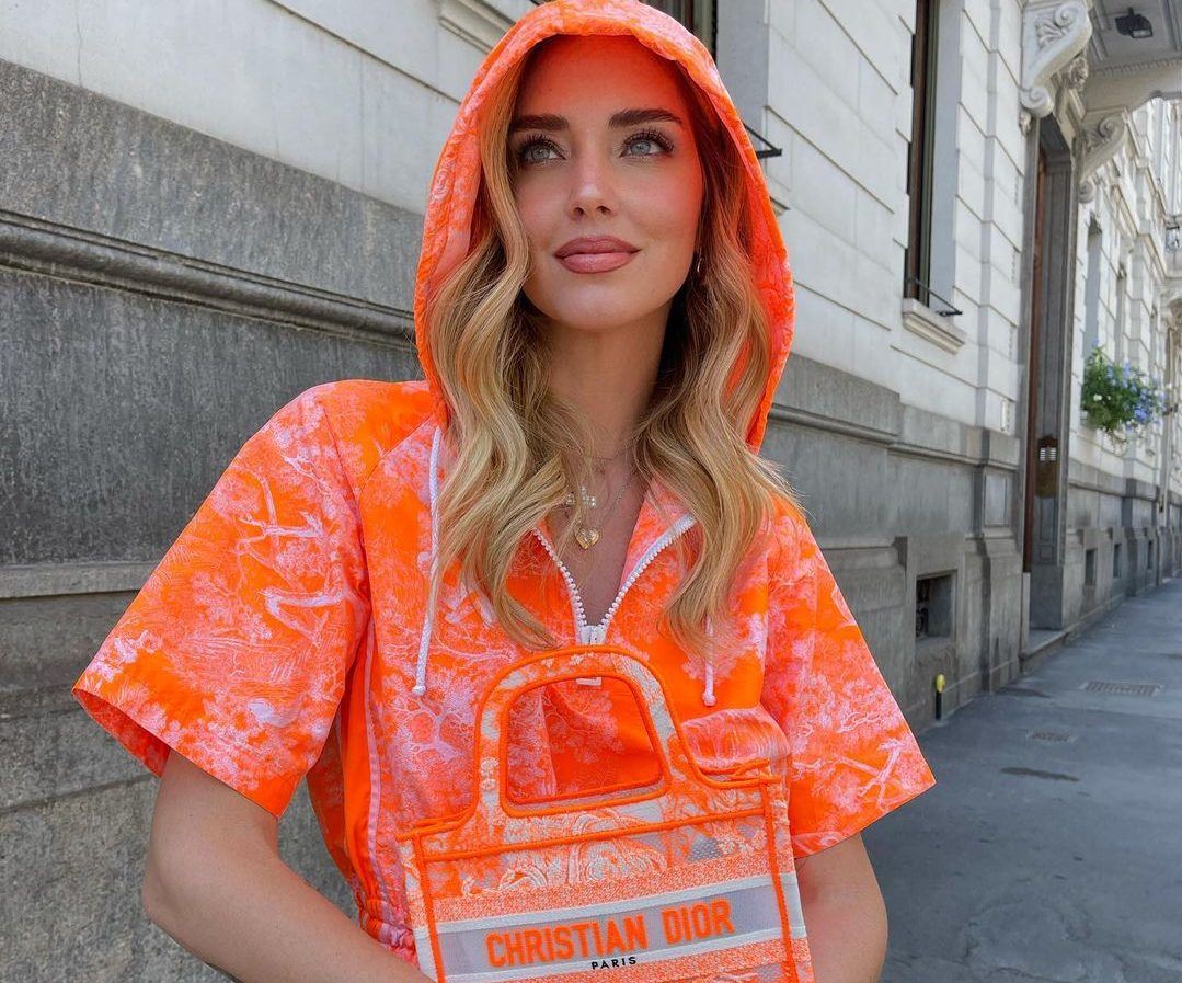 Chiara Ferragni: Φόρεσε neon και εμείς βρήκαμε τα κομμάτια για να ακολουθήσουμε το παράδειγμά της