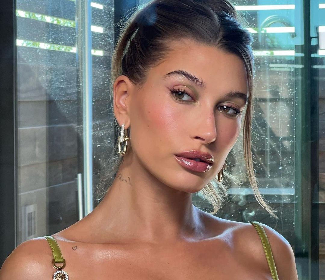 3 βερνίκια που θα σου εξασφαλίσουν το «glazed donut» manicure της Hailey Bieber