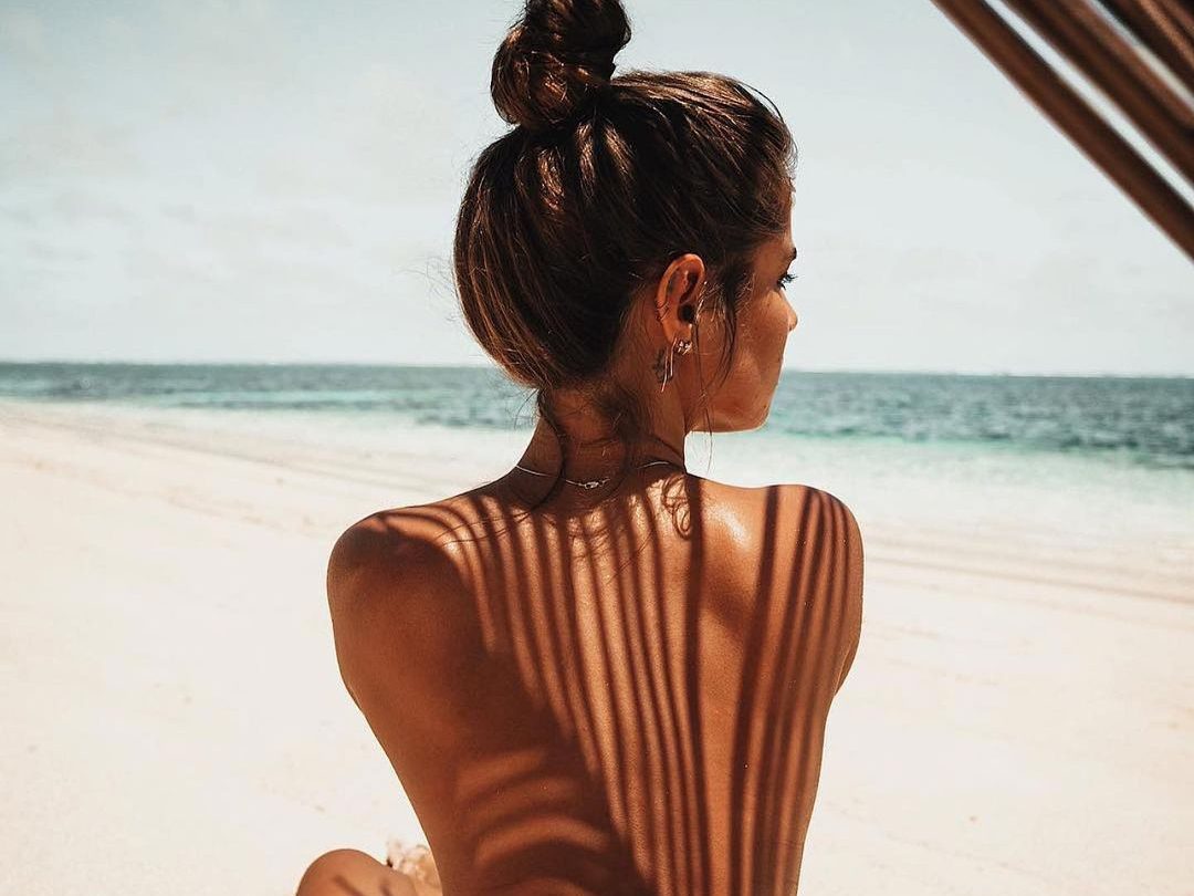 Self Tan: Πώς θα απομακρύνεις από το δέρμα σου το τεχνητό μαύρισμα