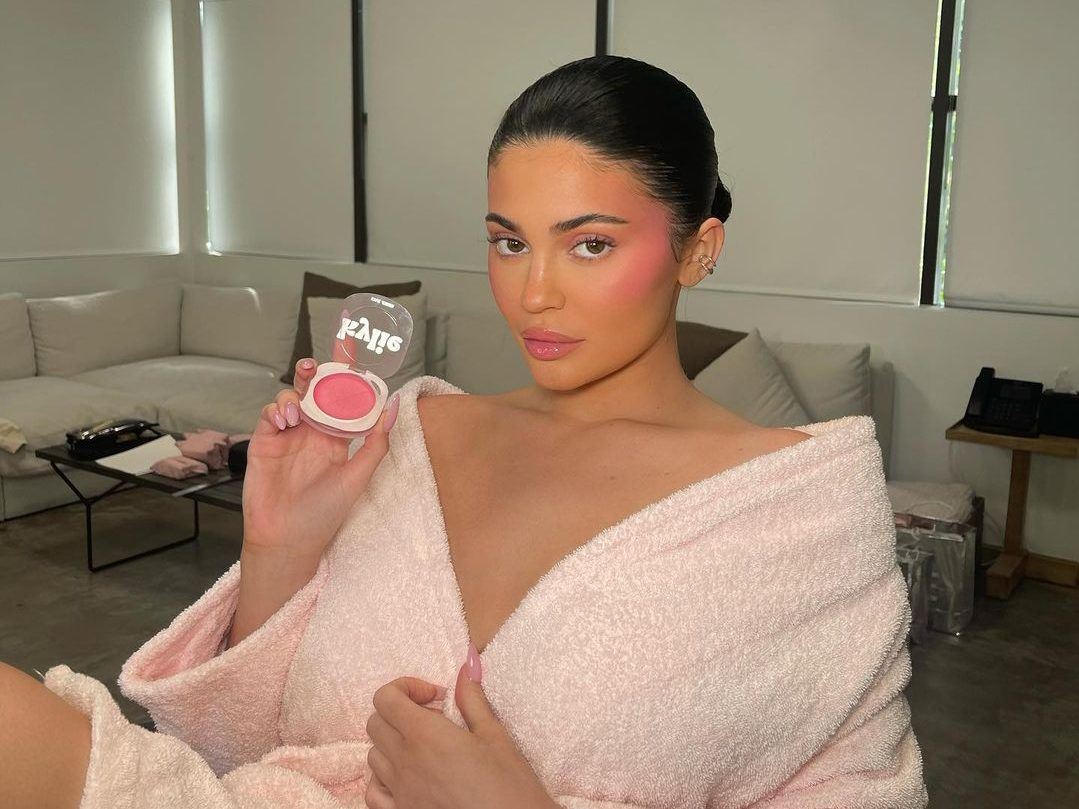 Kylie Jenner: Μας έδειξε έναν νέο τρόπο να εφαρμόζουμε το ρουζ μας