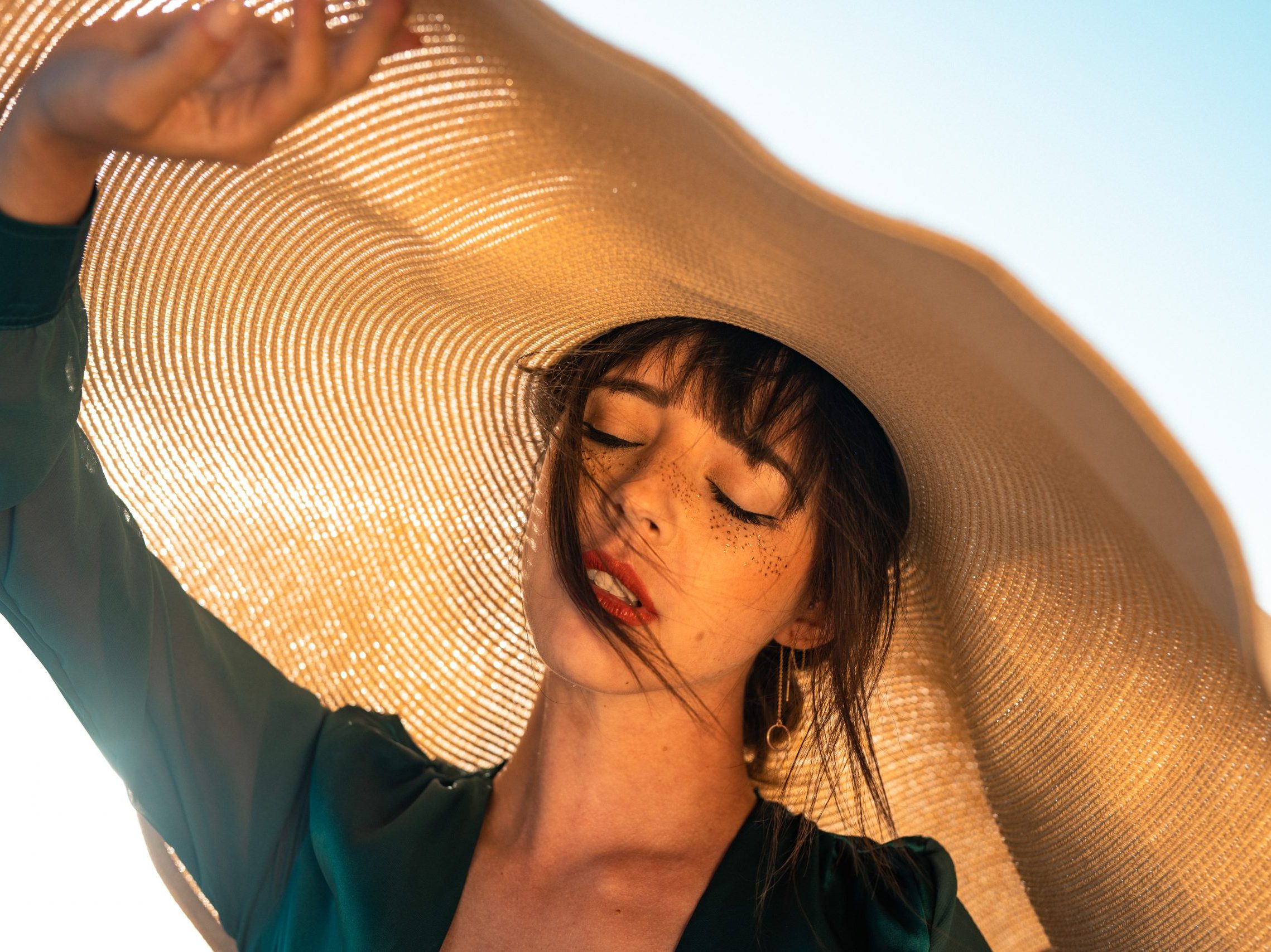 4 ασκήσεις για να τονώσεις το περίγραμμα του προσώπου σου και να αντιστρέψεις τα σημάδια της γήρανσης