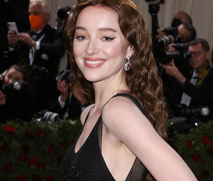 Η Phoebe Dynevor άλλαξε εντελώς το hair look της και μας ψήνει να κάνουμε το ίδιο