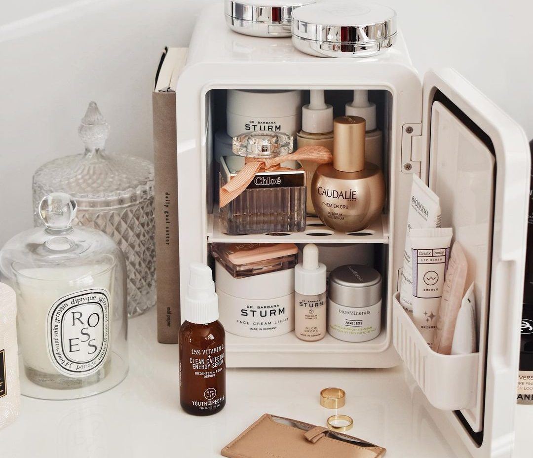 Τελικά πόσα skincare προϊόντα πρέπει να περιλαμβάνει η ρουτίνα μας; Η δερματολόγος απαντά!