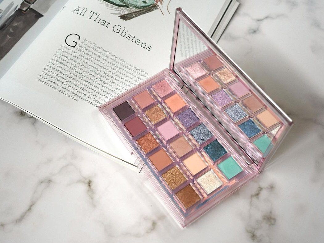 6 make-up looks για να παίξεις με τις λάμψεις, τις σκιές και τα σχήματα