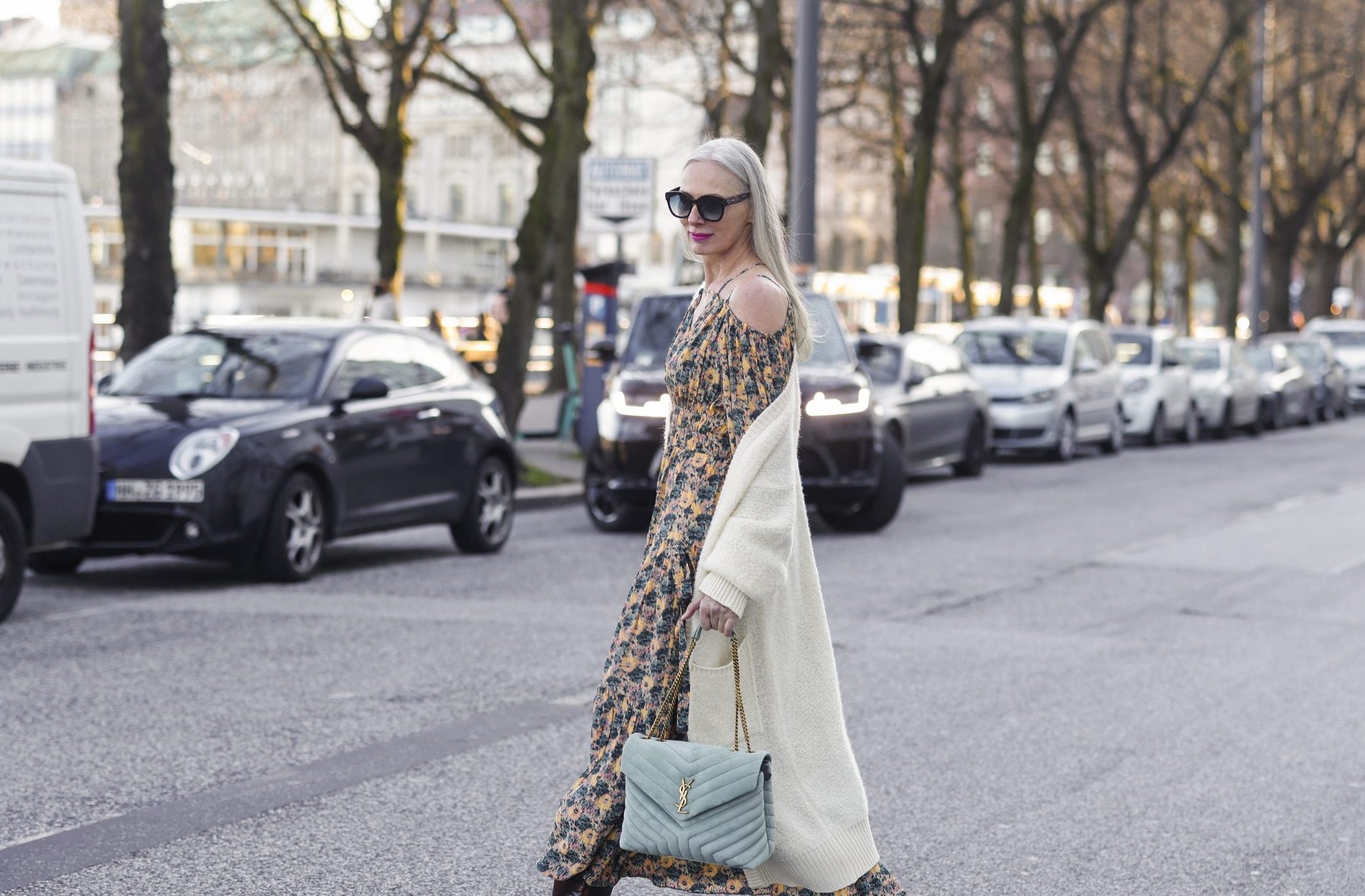 Oyster Grey: Αυτό είναι το τολμηρό χρώμα που επιλέγουν τα πιο stylish κορίτσια τώρα