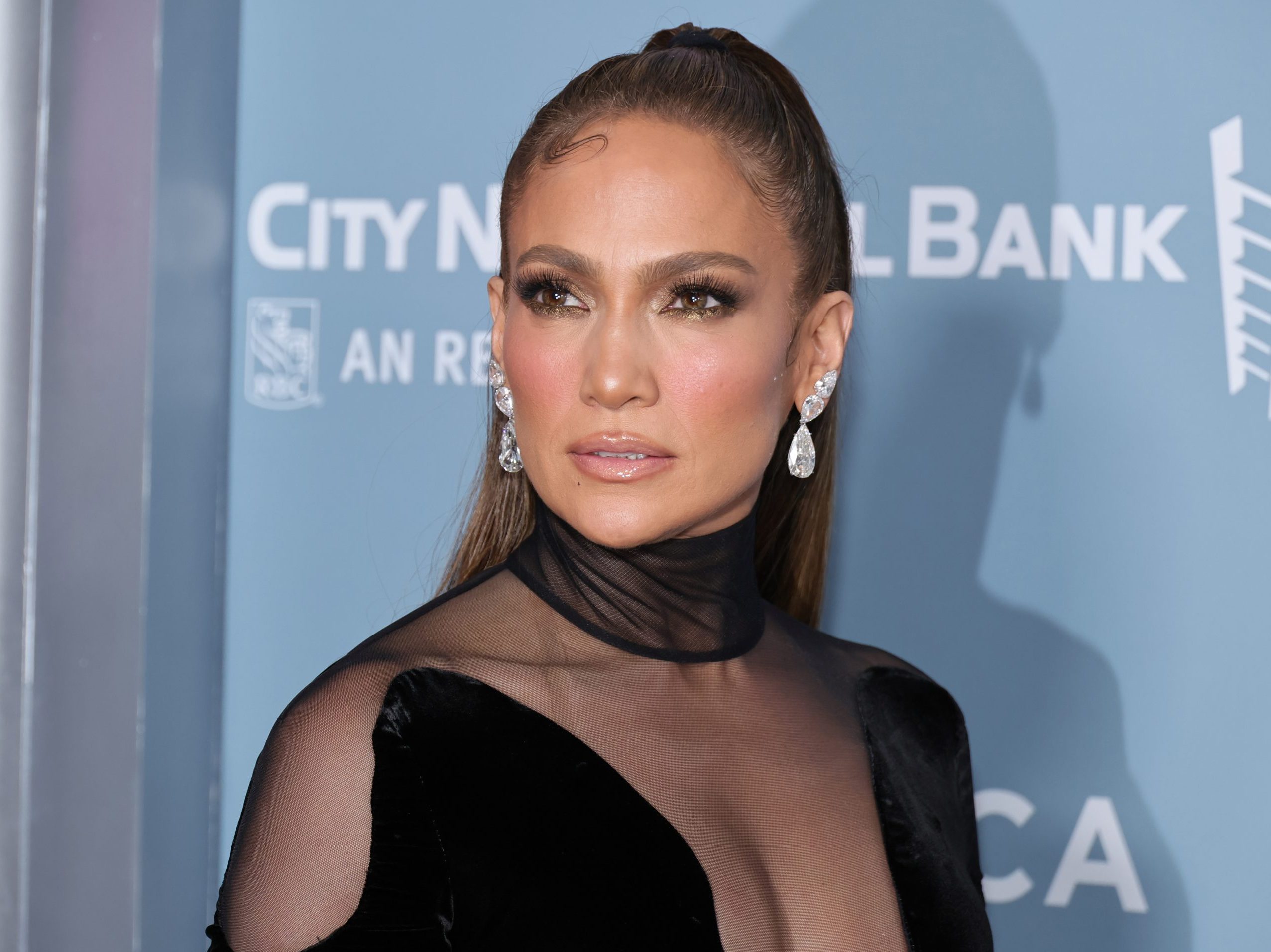 Η Jennifer Lopez δεν βγάζει από τα πόδι της αυτά τα αθλητικά παπούτσια #ELLERUN