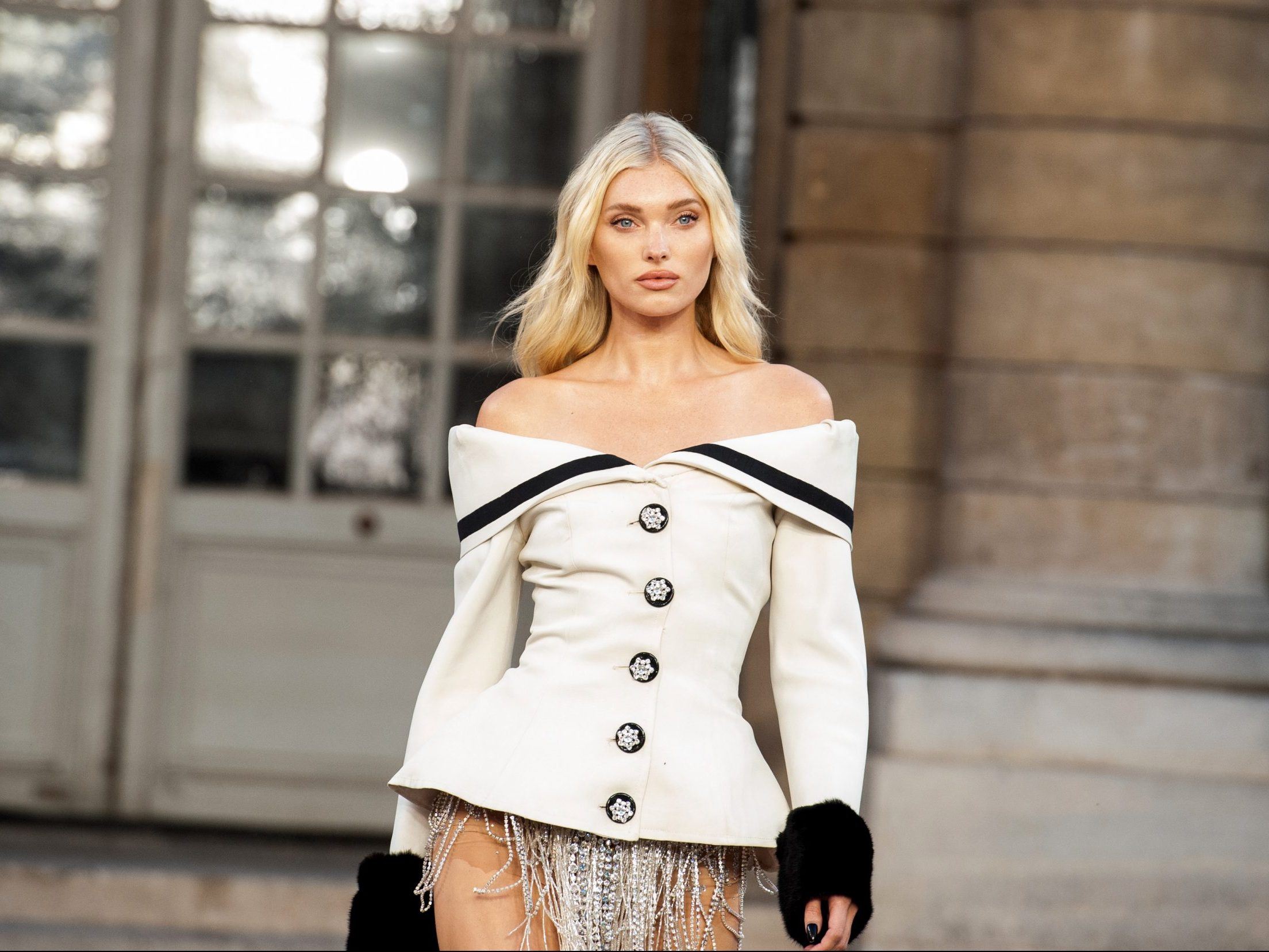 H Elsa Hosk συνδύασε 2 viral trends του φθινοπώρου σε ένα μόνο outfit
