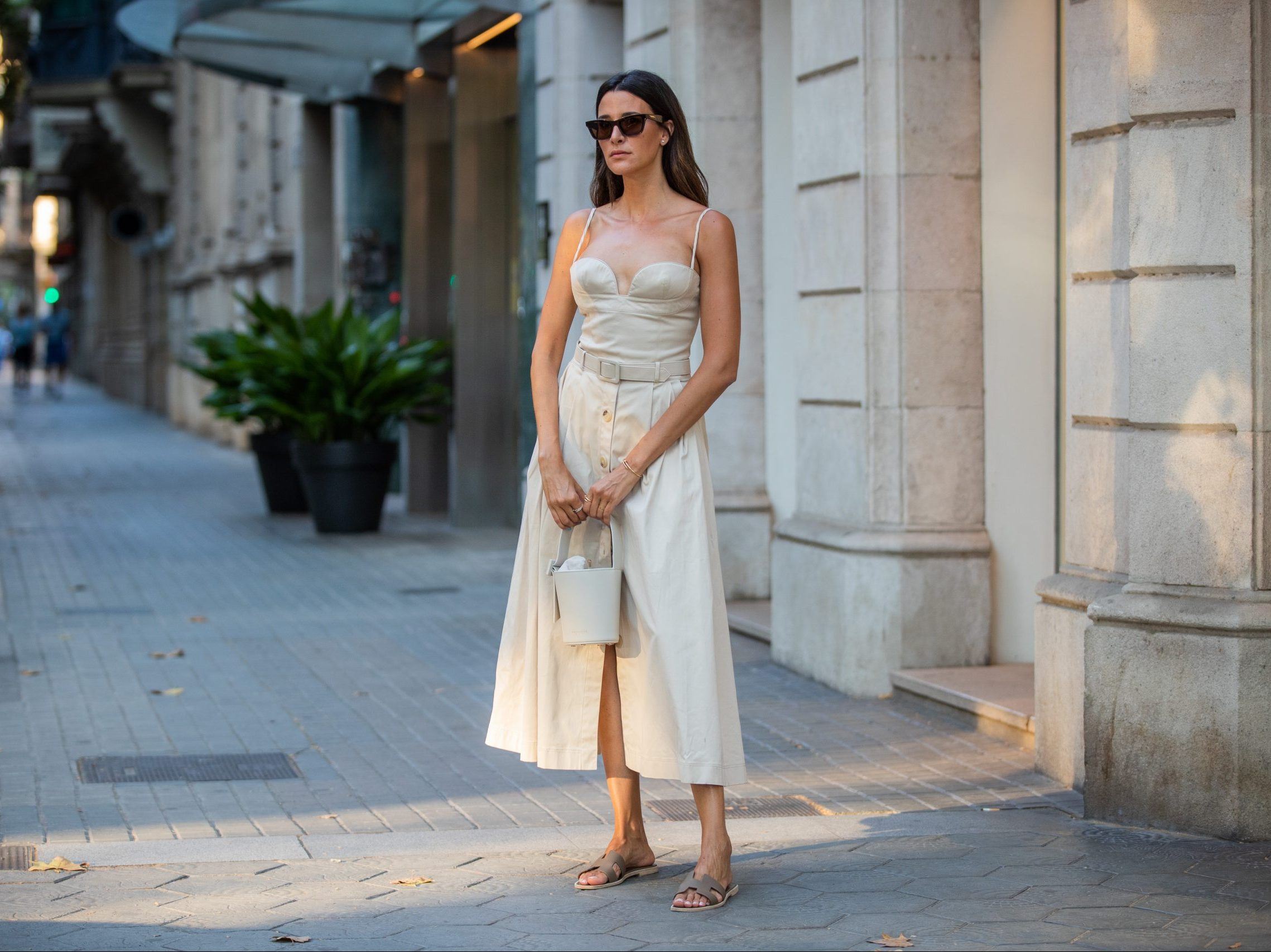 5 εύκολοι, dress & sandal συνδυασμοί στους οποίους ορκίζονται όσες ξέρουν από μόδα