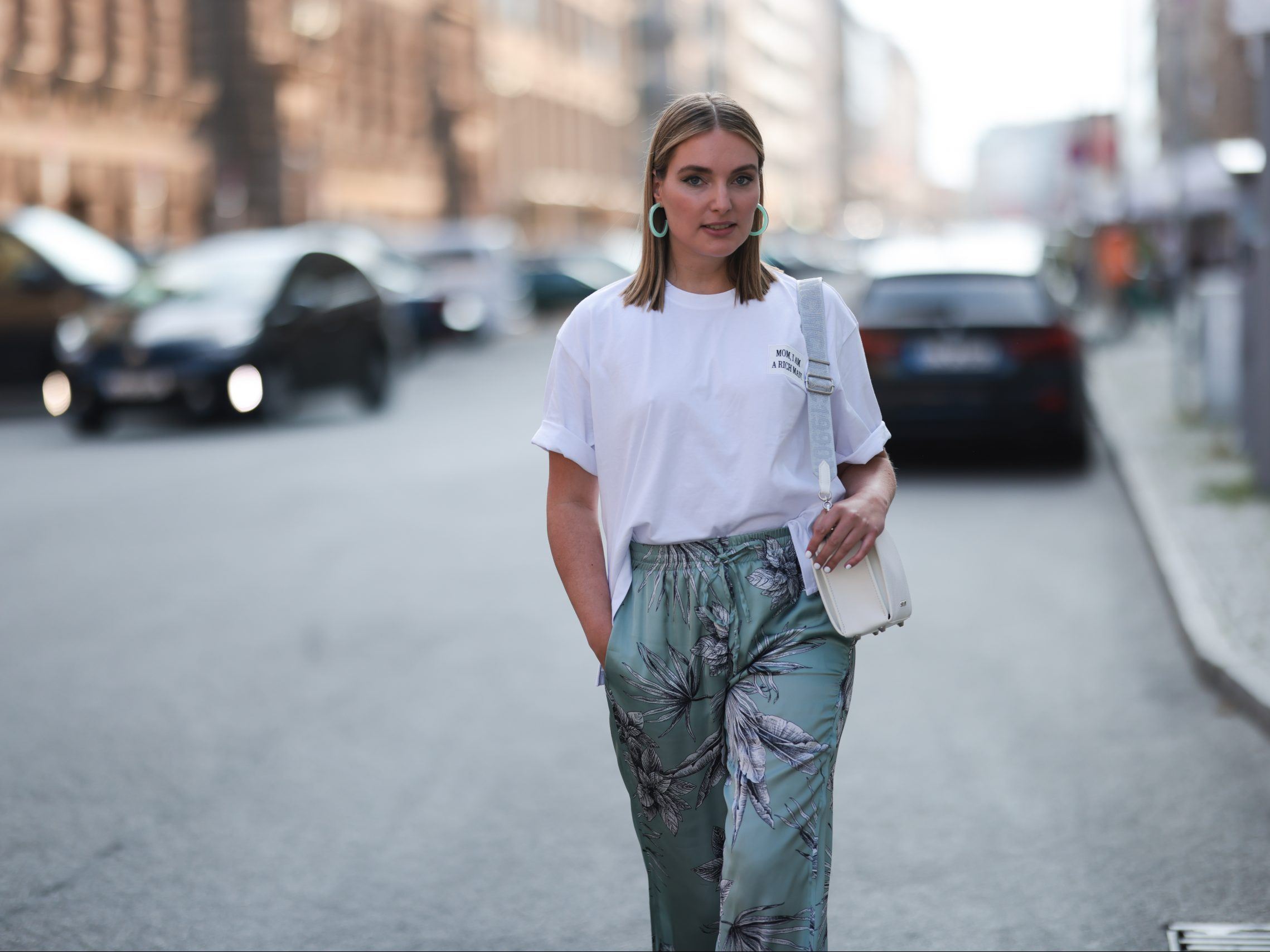 Τα logo t-shirts είναι huge τάση και φέτος (Shopping Guide με τα πιο ωραία και πρωτότυπα σχέδια)