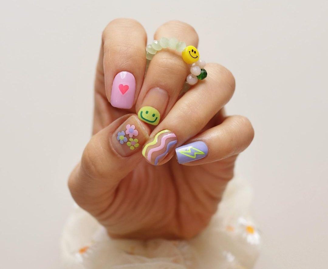 Dopamine Nails: Τα μανικιούρ που πρέπει οπωσδήποτε να δεις πριν τις διακοπές του Αυγούστου