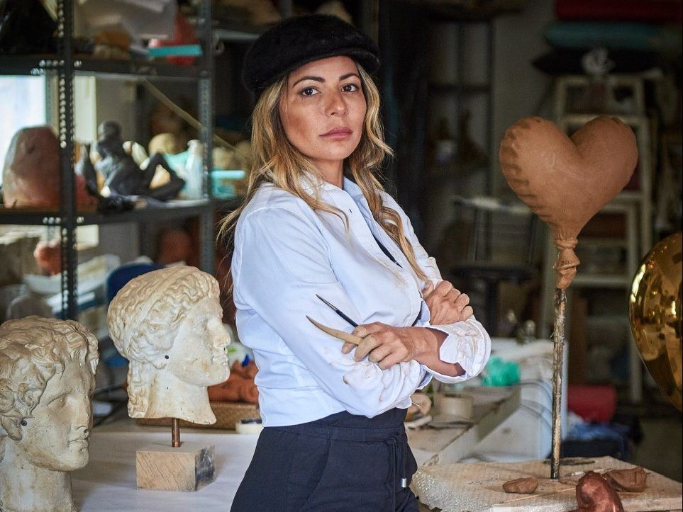 «pssst….. cat!»: Η εικαστικός Caroline de Souza μιλάει για τη νέα της έκθεση που θα μας κάνει να νιώσουμε και πάλι παιδιά