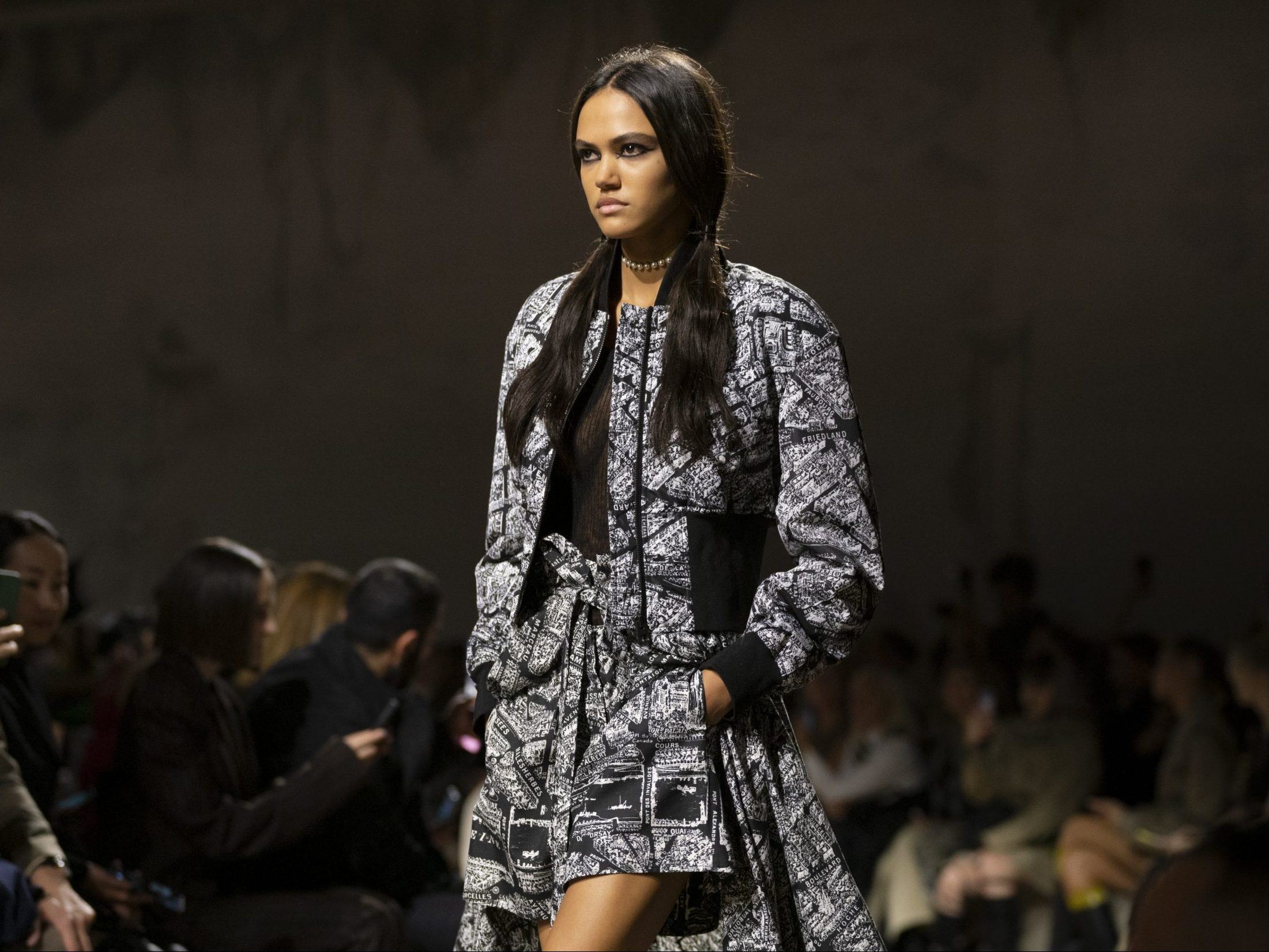 Dior SS23: Αντιγράφουμε το σαγηνευτικό eye-look που είδαμε στο show