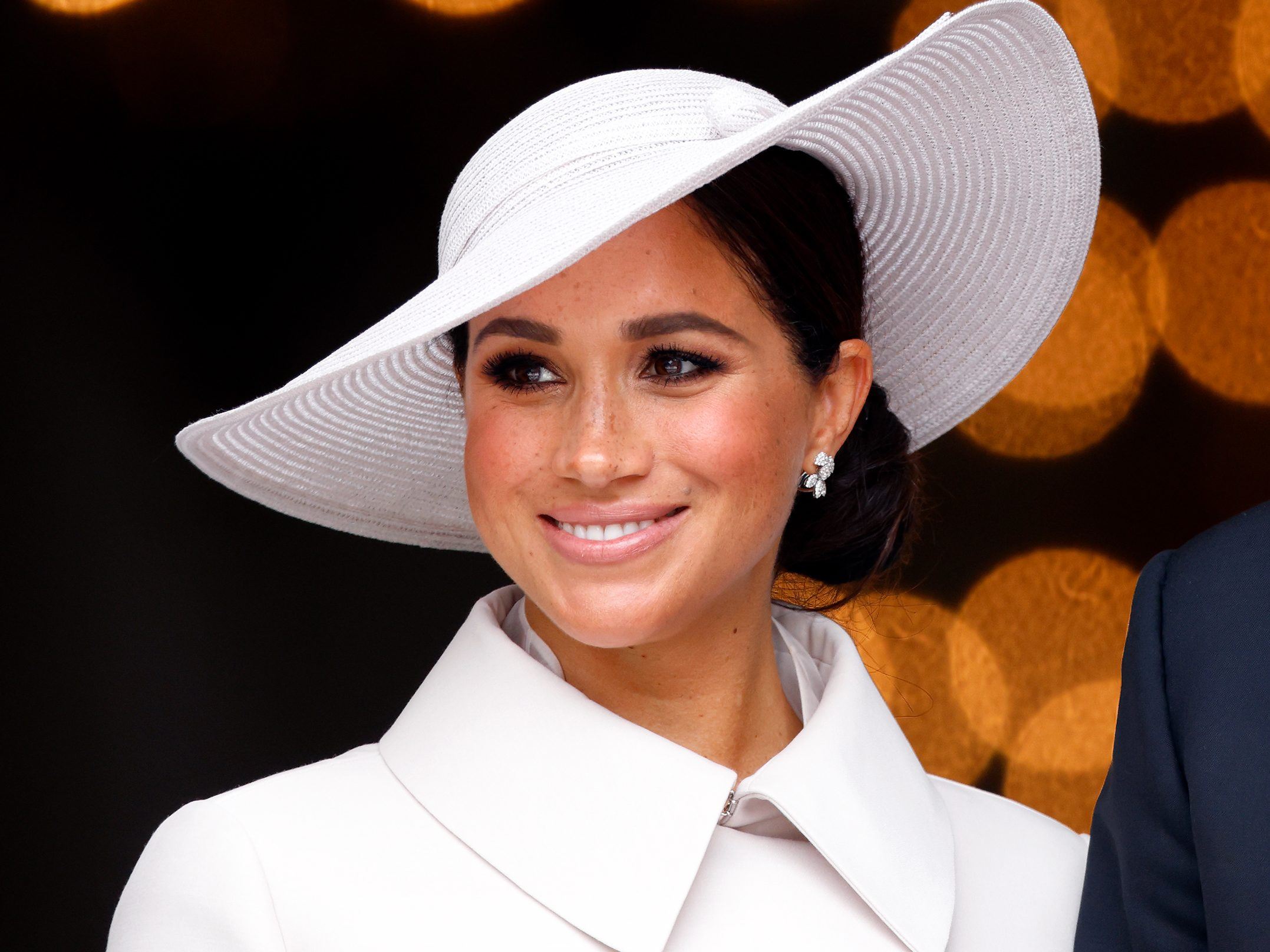 Σε αυτό το serum ορκίζεται η Meghan Markle για πλούσιες βλεφαρίδες