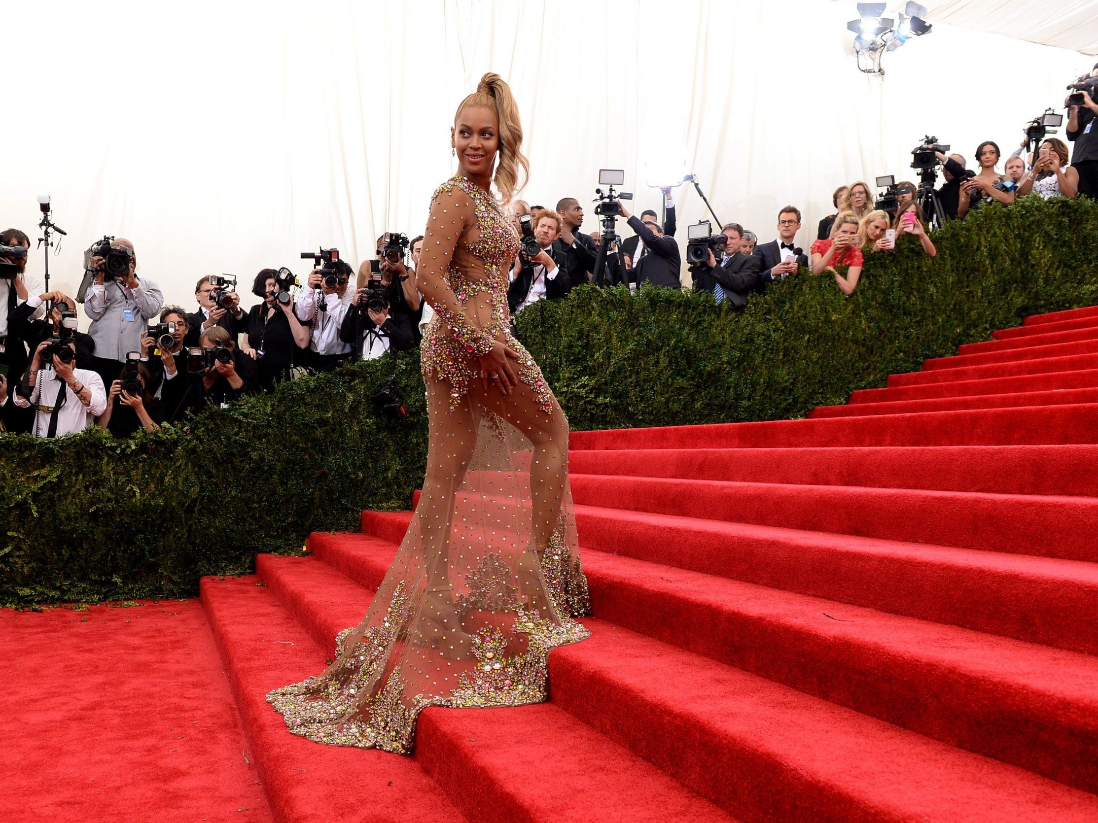 Naked Dress Trend: Θα τολμήσεις να φορέσεις το γυμνό φόρεμα;