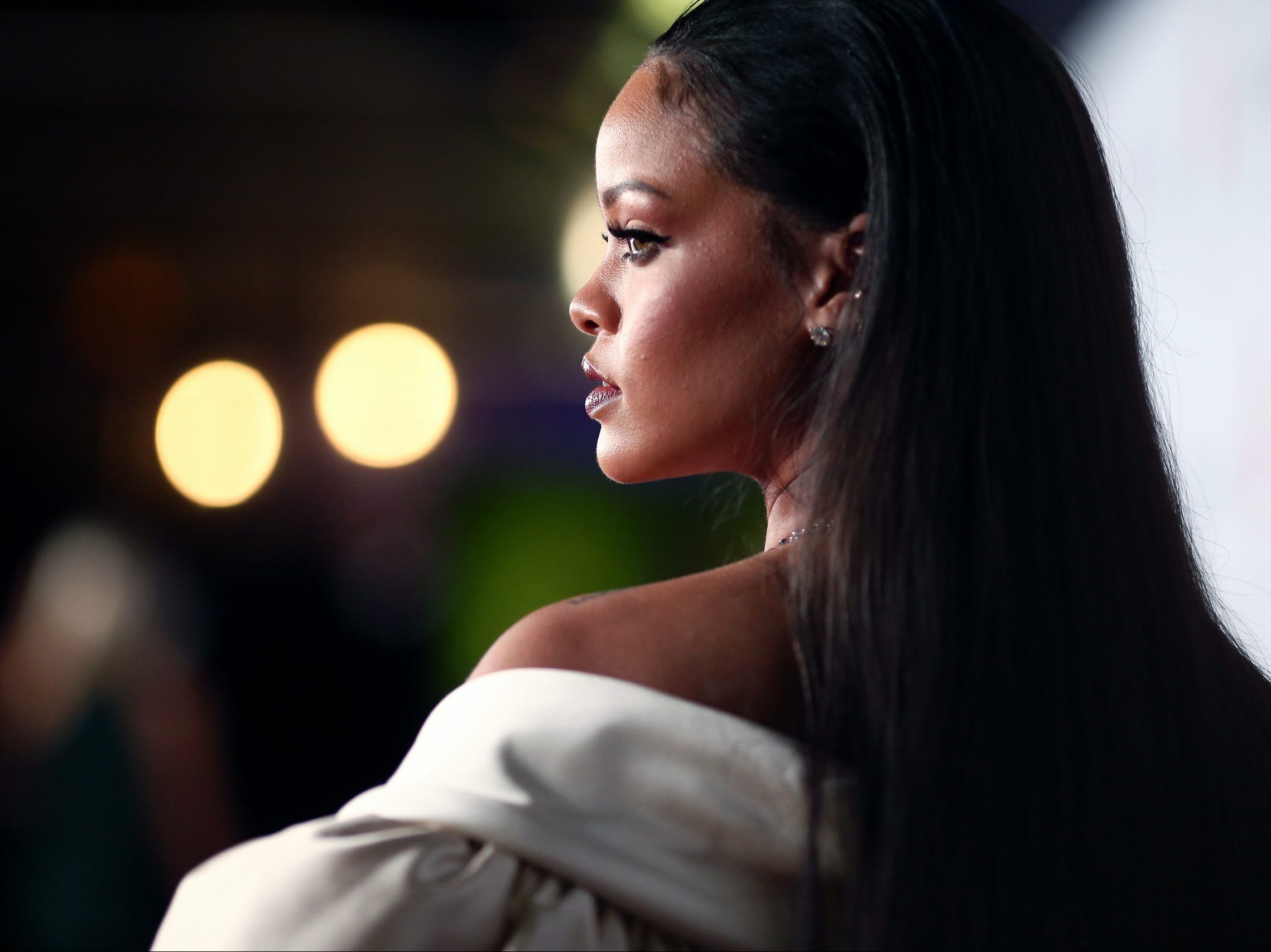 Η Rihanna υιοθέτησε για το hair look της το μεγαλύτερο trend του σήμερα