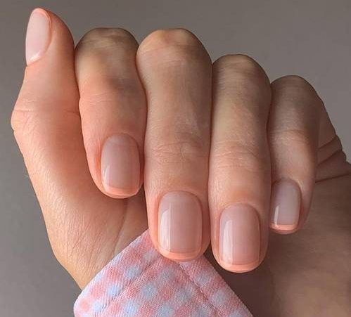 Micro French Mani: Δεν μπορούμε να ξεκολλήσουμε από αυτό το μανικιούρ