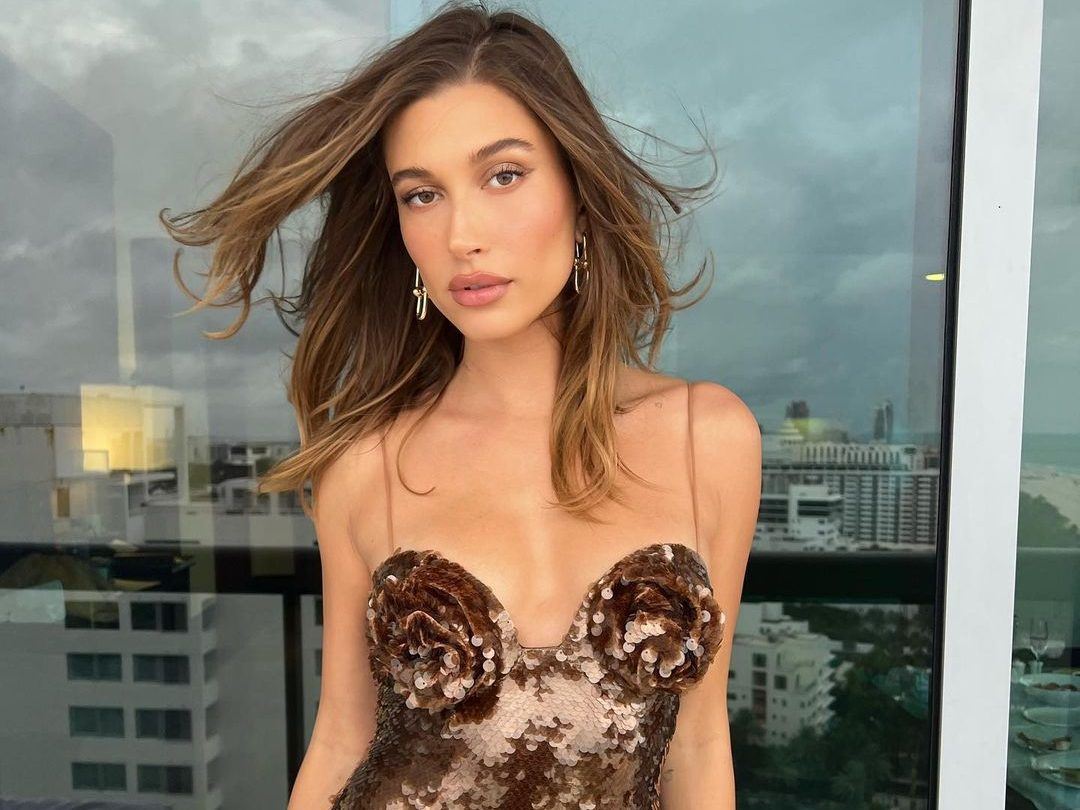 Η Hailey Bieber φόρεσε το Copenhagen brand που πρόκειται να δούμε παντού φέτος