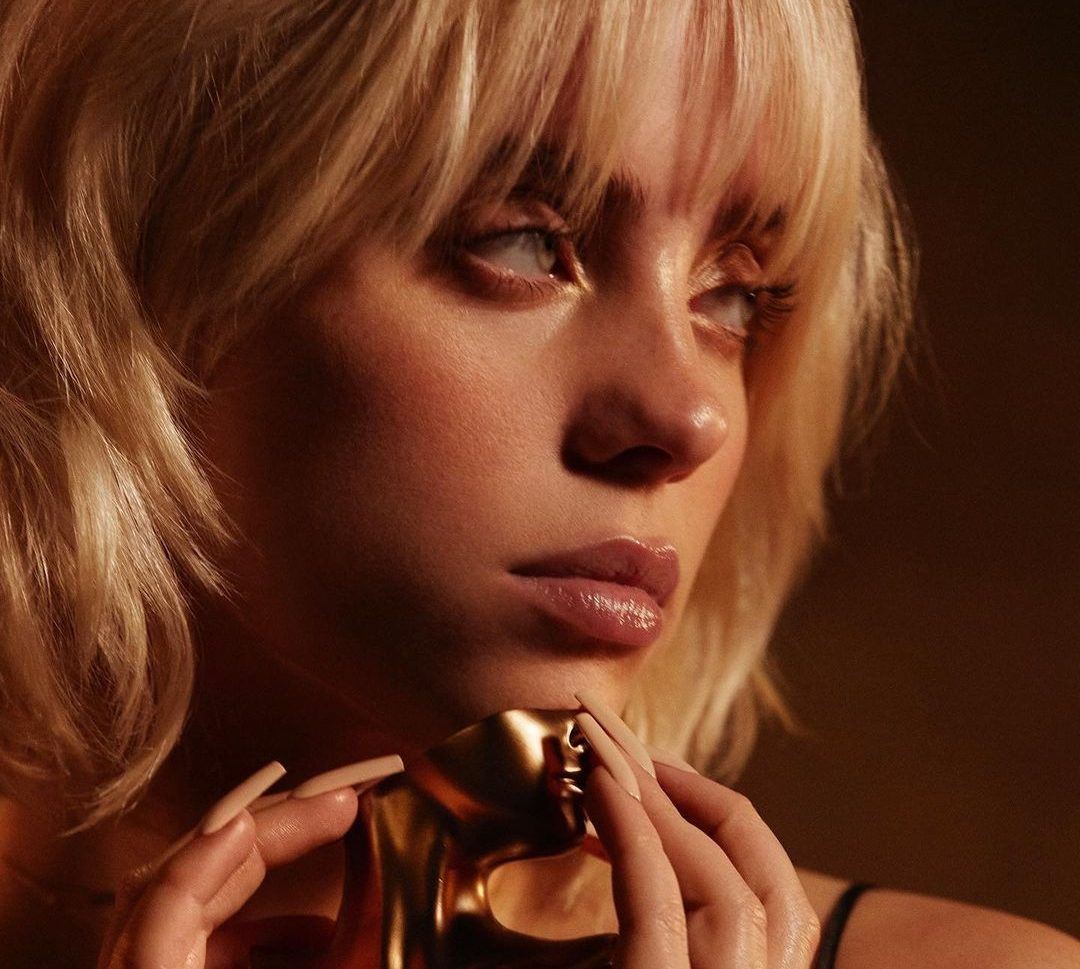Είναι γεγονός! Η Billie Eilish λανσάρει το δεύτερο άρωμα με την υπογραφή της