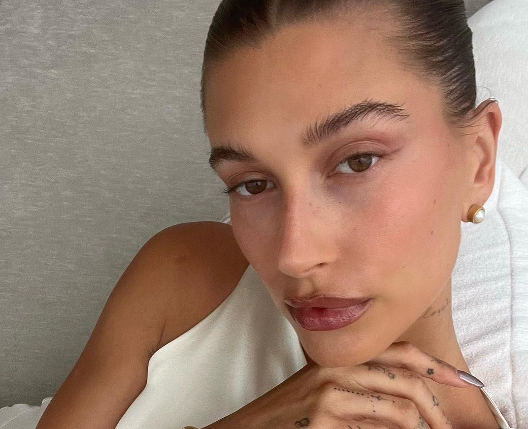 Το κόλπο της Hailey Bieber για να εφαρμόζεις το foundation σαν επαγγελματίας
