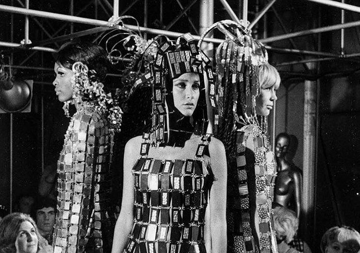 Paco Rabanne: To 1996 μπορούσες να φτιάξεις μόνη σου στο σπίτι το εμβληματικό Disk Dress του 1966
