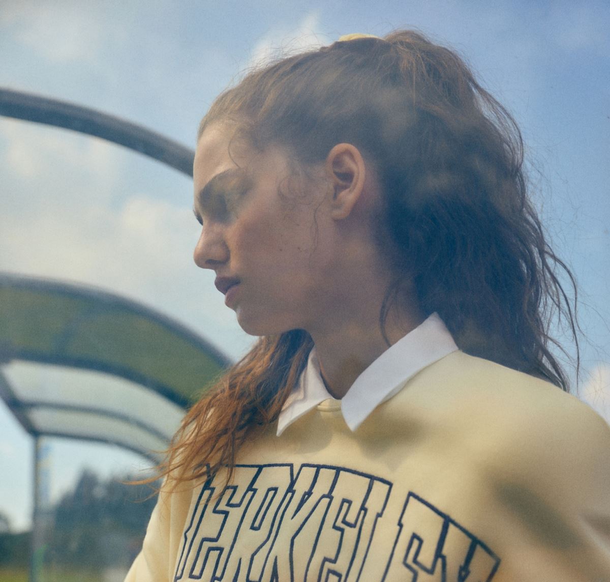 Αυτά είναι τα φούτερ που ξεχωρίσαμε από την Pull & Bear για τις πιο κομψές street style εμφανίσεις