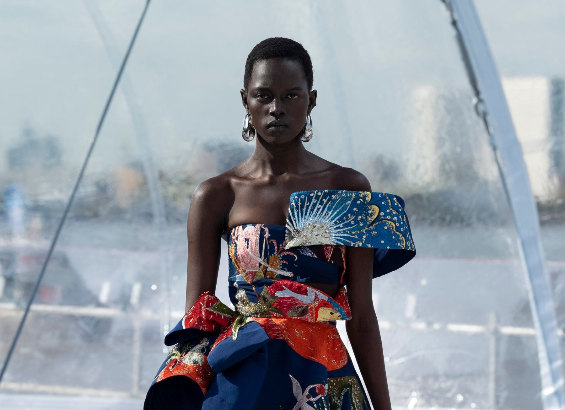 Alexander McQueen SS23: Ο Ιερώνυμος Μπος και το μάτι ως σύμβολο ανθρωπιάς στο επίκεντρο της νέας συλλογής