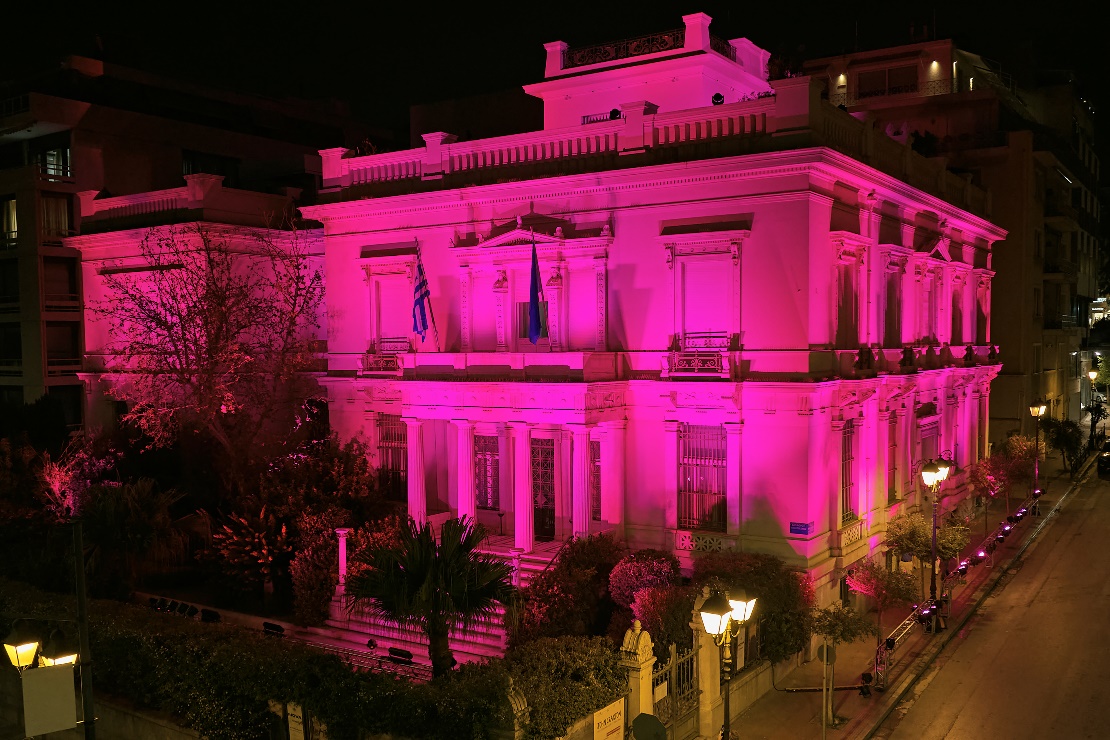 Η Estée Lauder Hellas φώτισε στα ροζ το Μουσείο Μπενάκη