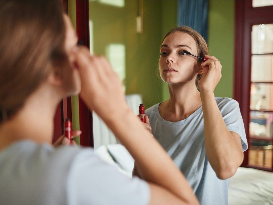 Mascara cocktailing: Η viral τεχνική στο μακιγιάζ για μακριές και πλούσιες βλεφαρίδες