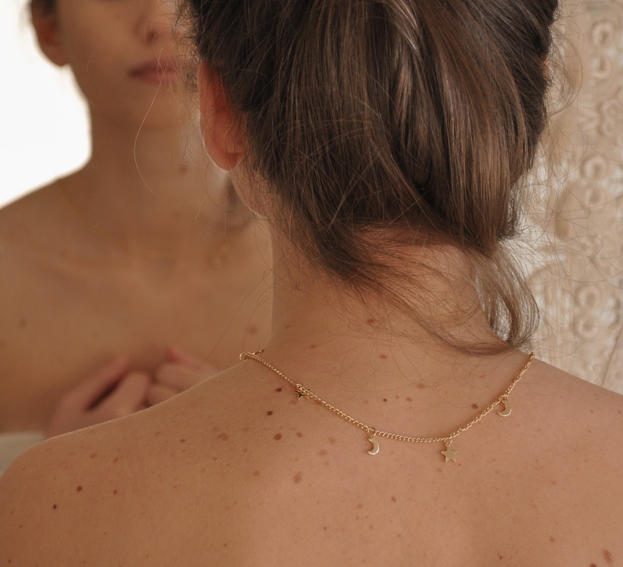 Ο περίεργος λόγος που εμφανίζεις ακμή στην πλάτη