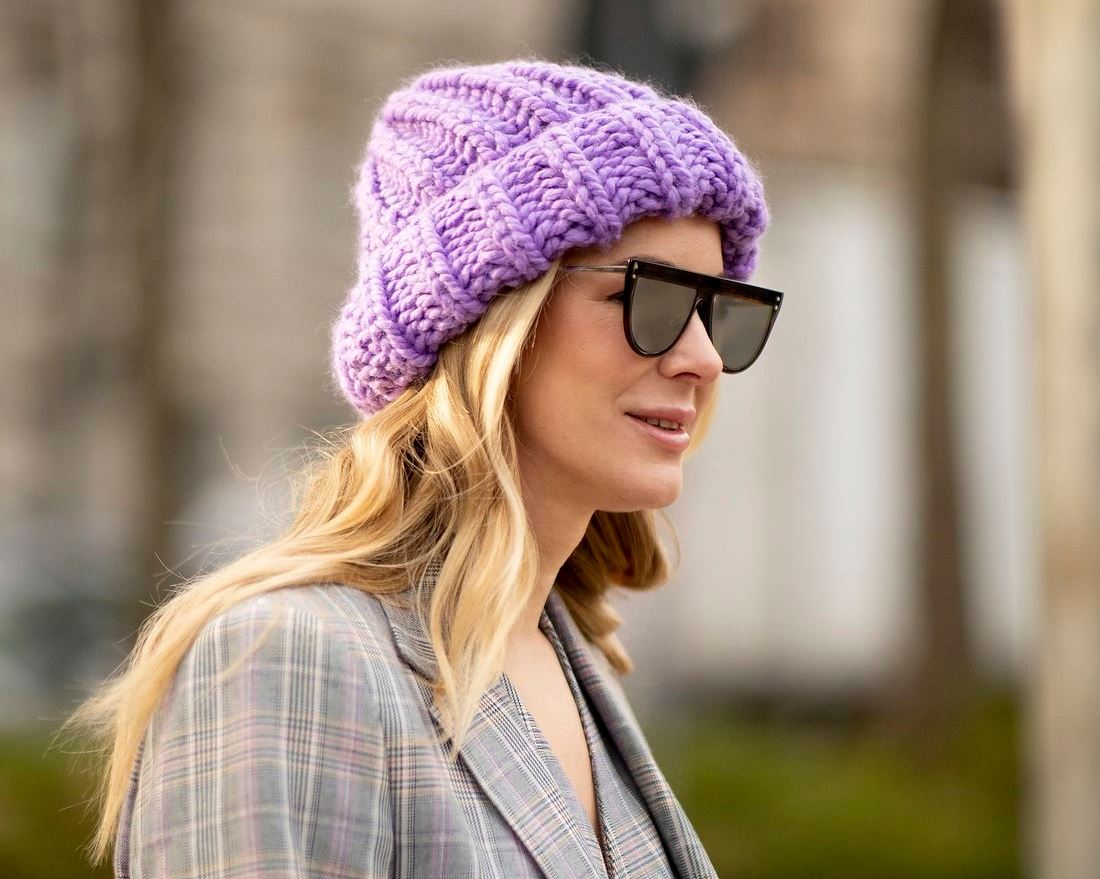5 outfits για να συνδυάσεις με το σκουφάκι σου και να τα φοράς σε rotation όλο το χειμώνα