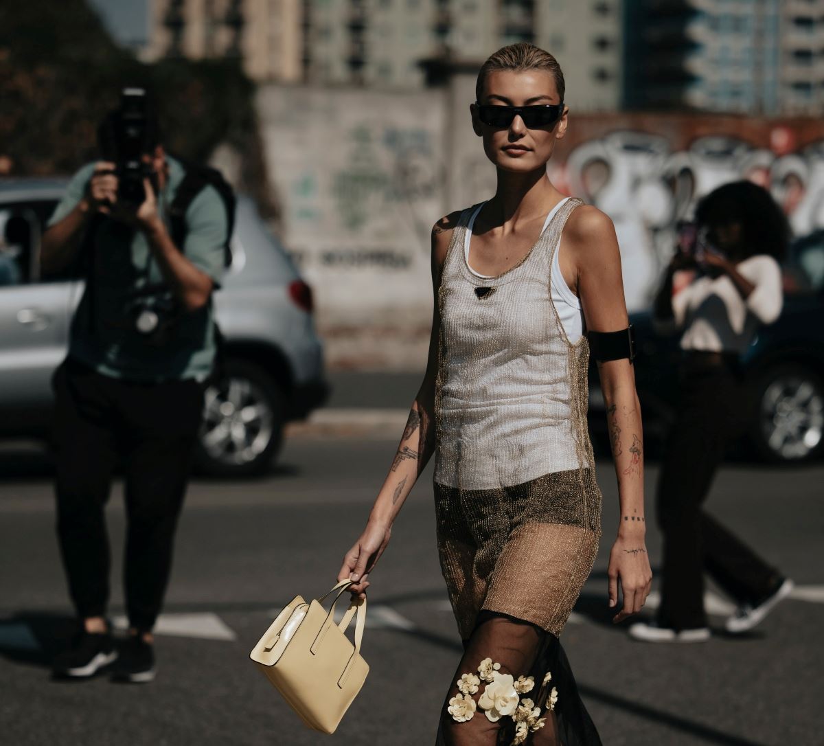 Το Y2K style revival είναι γεγονός, και ναι, έχεις ήδη ένα item στη ντουλάπα σου