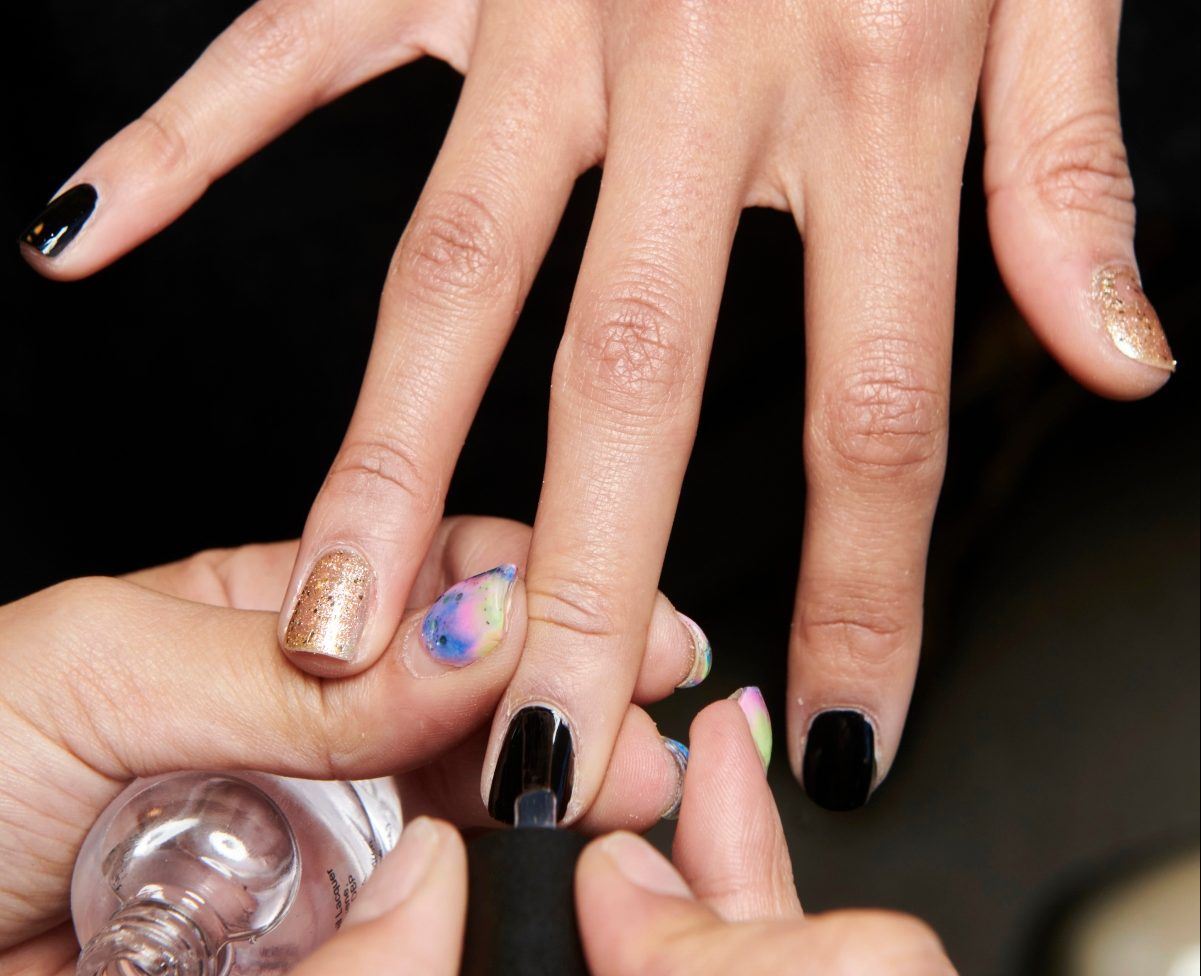 Stylish manicure: 2 χρώματα που θα απογειώσουν όλα σου τα μανικιούρ